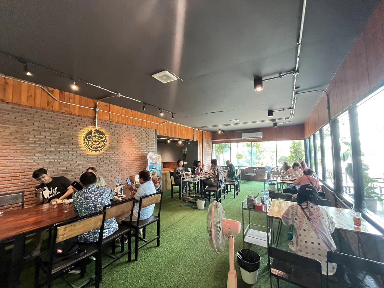 ร้านอ้นส้มตำปูม้า, ไผ่ขวาง, Zaab Station, เอมโอช by The Story, ครัวกางนา, คุ้มขวัญเจ้าเอย, ร้านบ้านเด, กุ่ยหมง, สวนอาหารเบญจรงค์ สุพรรณบุรี, ขัวะ, ลายน้ำ, มุมสบายครัวริมคลอง, ข้าวต้มโกเฑียร, นพรัตน์ ภัตตาคาร, กุ้งเป็น (เจ๊เน้ย), ขนาบน้ำสุพรรณบุรี and mellow, เรือนแพ (ครัวสุพรรณ) &amp; รีสอร์ท, ริมคลองเฮ้าส์, สุรชัยปลาเผา บึงไผ่แขก, Taiheiyo sushi suphanburi