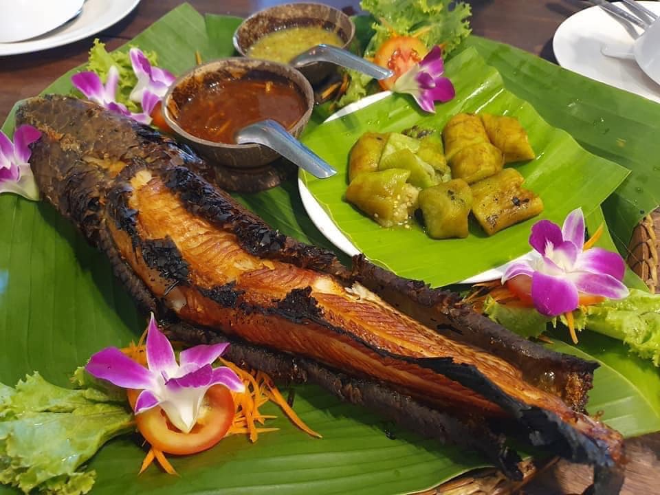 ร้านอ้นส้มตำปูม้า, ไผ่ขวาง, Zaab Station, เอมโอช by The Story, ครัวกางนา, คุ้มขวัญเจ้าเอย, ร้านบ้านเด, กุ่ยหมง, สวนอาหารเบญจรงค์ สุพรรณบุรี, ขัวะ, ลายน้ำ, มุมสบายครัวริมคลอง, ข้าวต้มโกเฑียร, นพรัตน์ ภัตตาคาร, กุ้งเป็น (เจ๊เน้ย), ขนาบน้ำสุพรรณบุรี and mellow, เรือนแพ (ครัวสุพรรณ) &amp; รีสอร์ท, ริมคลองเฮ้าส์, สุรชัยปลาเผา บึงไผ่แขก, Taiheiyo sushi suphanburi