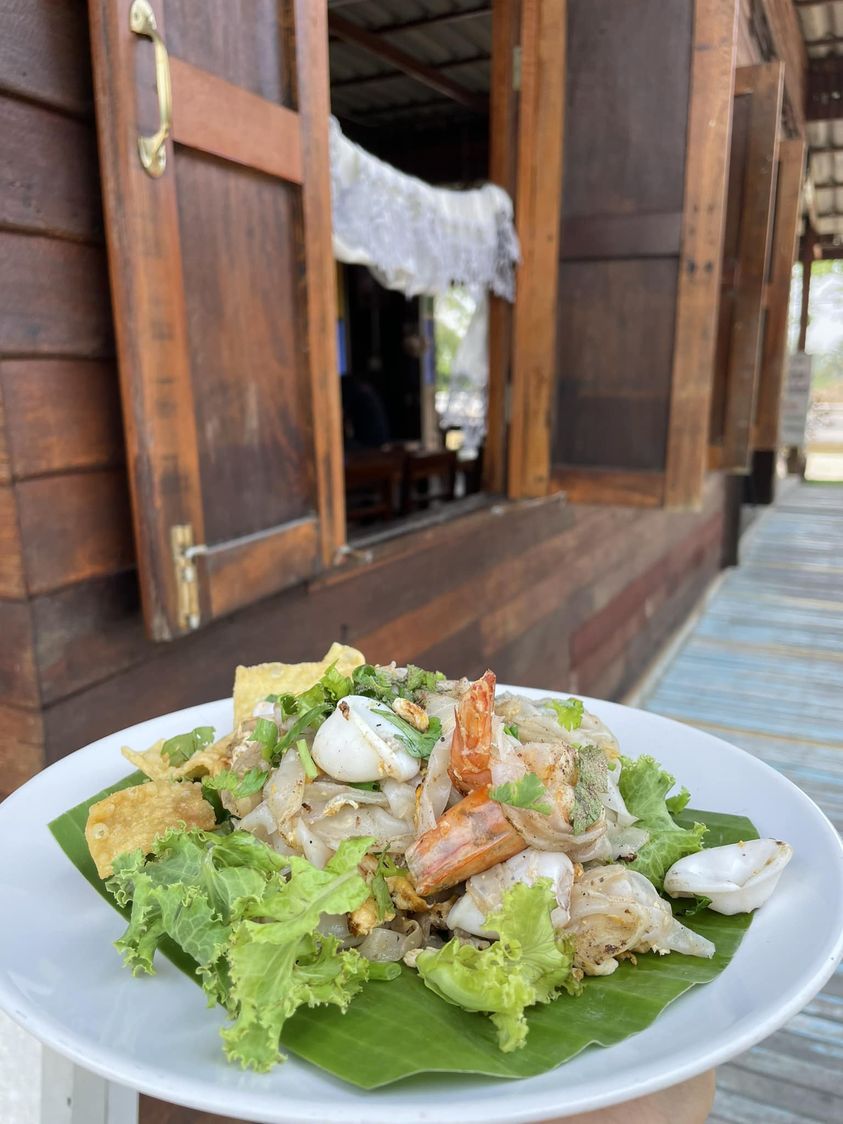 ร้านอ้นส้มตำปูม้า, ไผ่ขวาง, Zaab Station, เอมโอช by The Story, ครัวกางนา, คุ้มขวัญเจ้าเอย, ร้านบ้านเด, กุ่ยหมง, สวนอาหารเบญจรงค์ สุพรรณบุรี, ขัวะ, ลายน้ำ, มุมสบายครัวริมคลอง, ข้าวต้มโกเฑียร, นพรัตน์ ภัตตาคาร, กุ้งเป็น (เจ๊เน้ย), ขนาบน้ำสุพรรณบุรี and mellow, เรือนแพ (ครัวสุพรรณ) &amp; รีสอร์ท, ริมคลองเฮ้าส์, สุรชัยปลาเผา บึงไผ่แขก, Taiheiyo sushi suphanburi