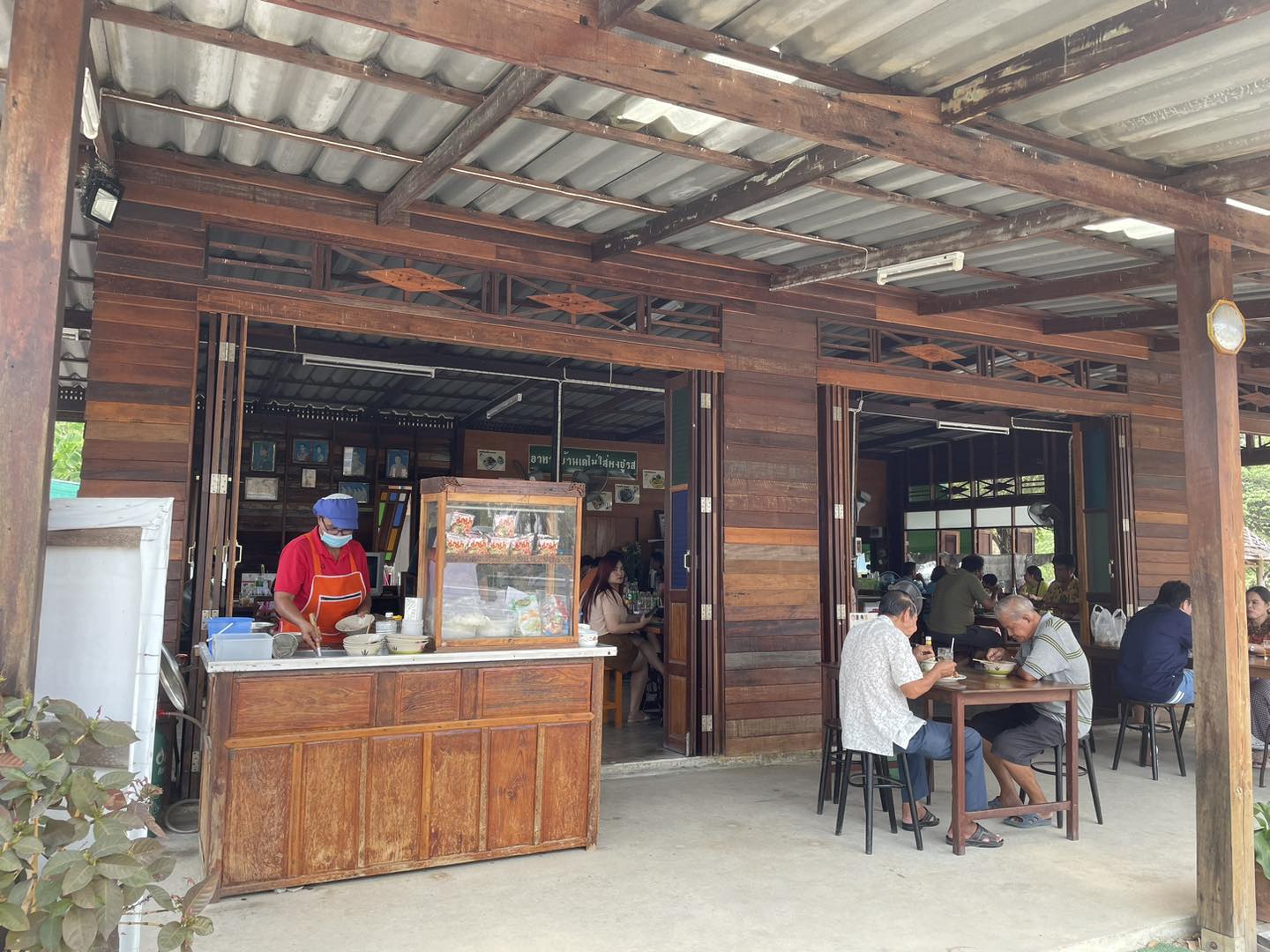 ร้านอ้นส้มตำปูม้า, ไผ่ขวาง, Zaab Station, เอมโอช by The Story, ครัวกางนา, คุ้มขวัญเจ้าเอย, ร้านบ้านเด, กุ่ยหมง, สวนอาหารเบญจรงค์ สุพรรณบุรี, ขัวะ, ลายน้ำ, มุมสบายครัวริมคลอง, ข้าวต้มโกเฑียร, นพรัตน์ ภัตตาคาร, กุ้งเป็น (เจ๊เน้ย), ขนาบน้ำสุพรรณบุรี and mellow, เรือนแพ (ครัวสุพรรณ) &amp; รีสอร์ท, ริมคลองเฮ้าส์, สุรชัยปลาเผา บึงไผ่แขก, Taiheiyo sushi suphanburi