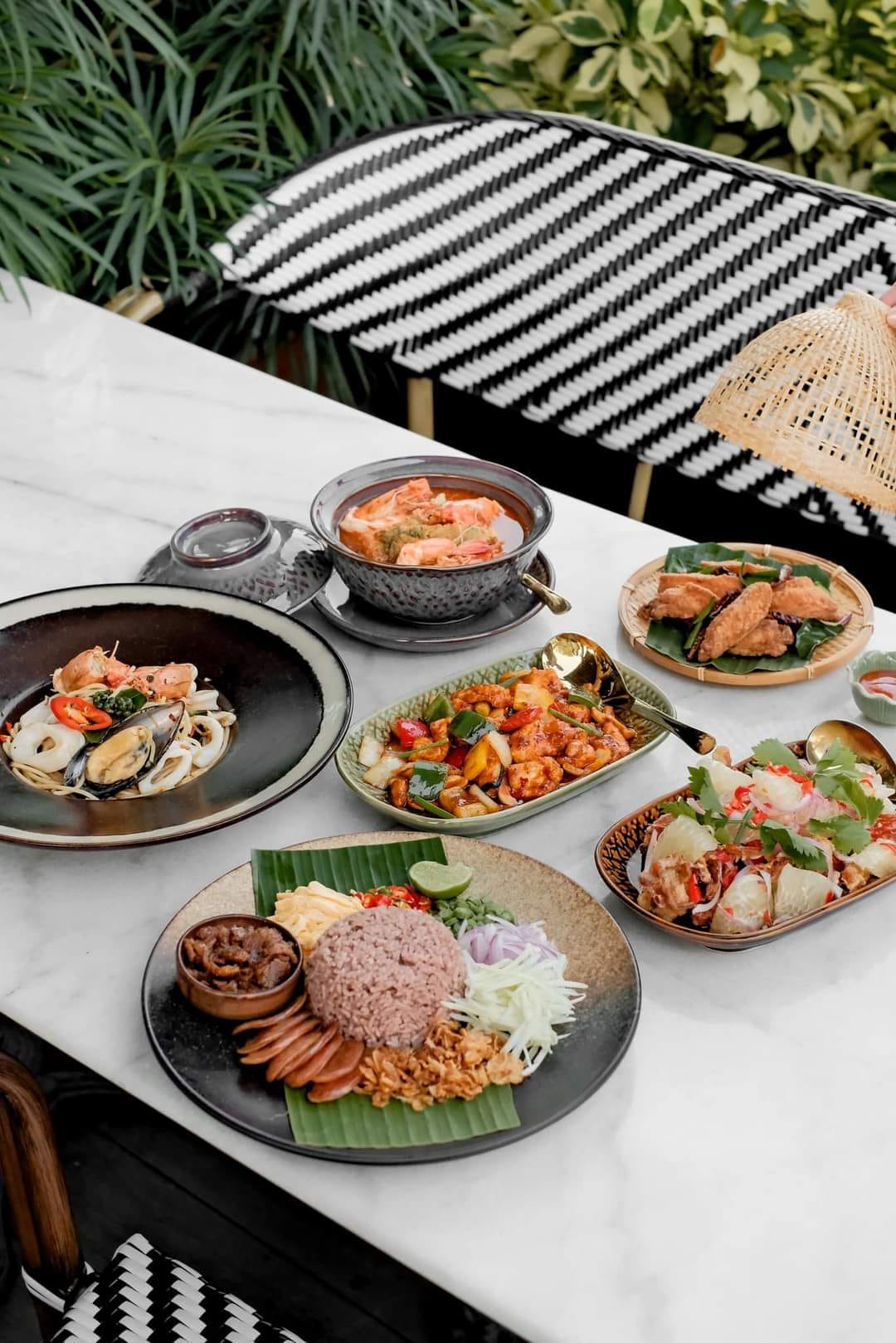 บ้านสวย ในสวน, Siam Brasserie , The Treehouse Nongchok, Natura Cafe, BaanNaiSuan Cafe&amp;Yoga, Patom, Portobello &amp; Désiré, ครัวบ้านสวนสุวรรณ, ร้านอาหารฐิตารีย์ สวนรถไฟ จตุจักร, บ้านสวน อบอวลรัก