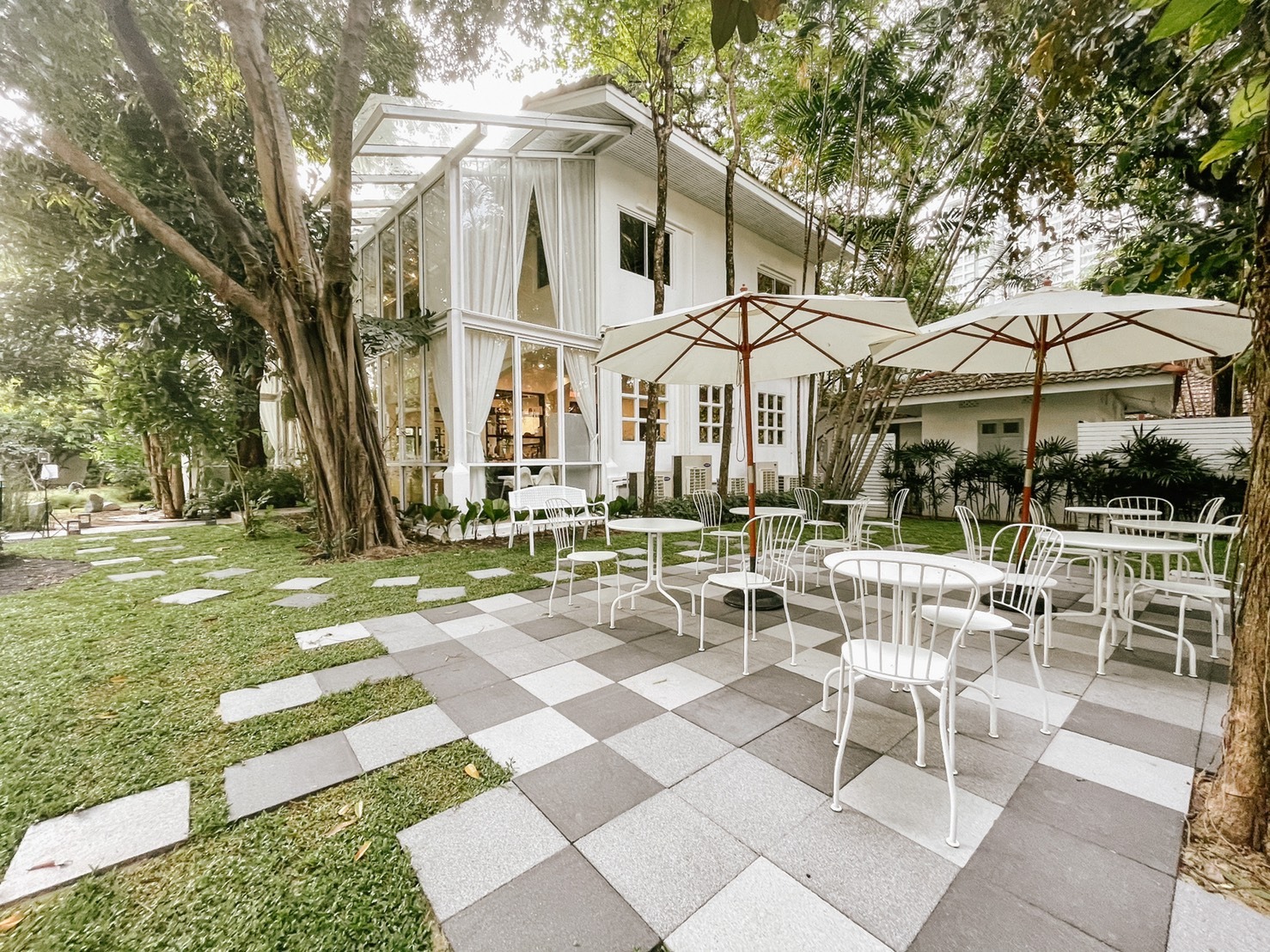 บ้านสวย ในสวน, Siam Brasserie , The Treehouse Nongchok, Natura Cafe, BaanNaiSuan Cafe&amp;Yoga, Patom, Portobello &amp; Désiré, ครัวบ้านสวนสุวรรณ, ร้านอาหารฐิตารีย์ สวนรถไฟ จตุจักร, บ้านสวน อบอวลรัก