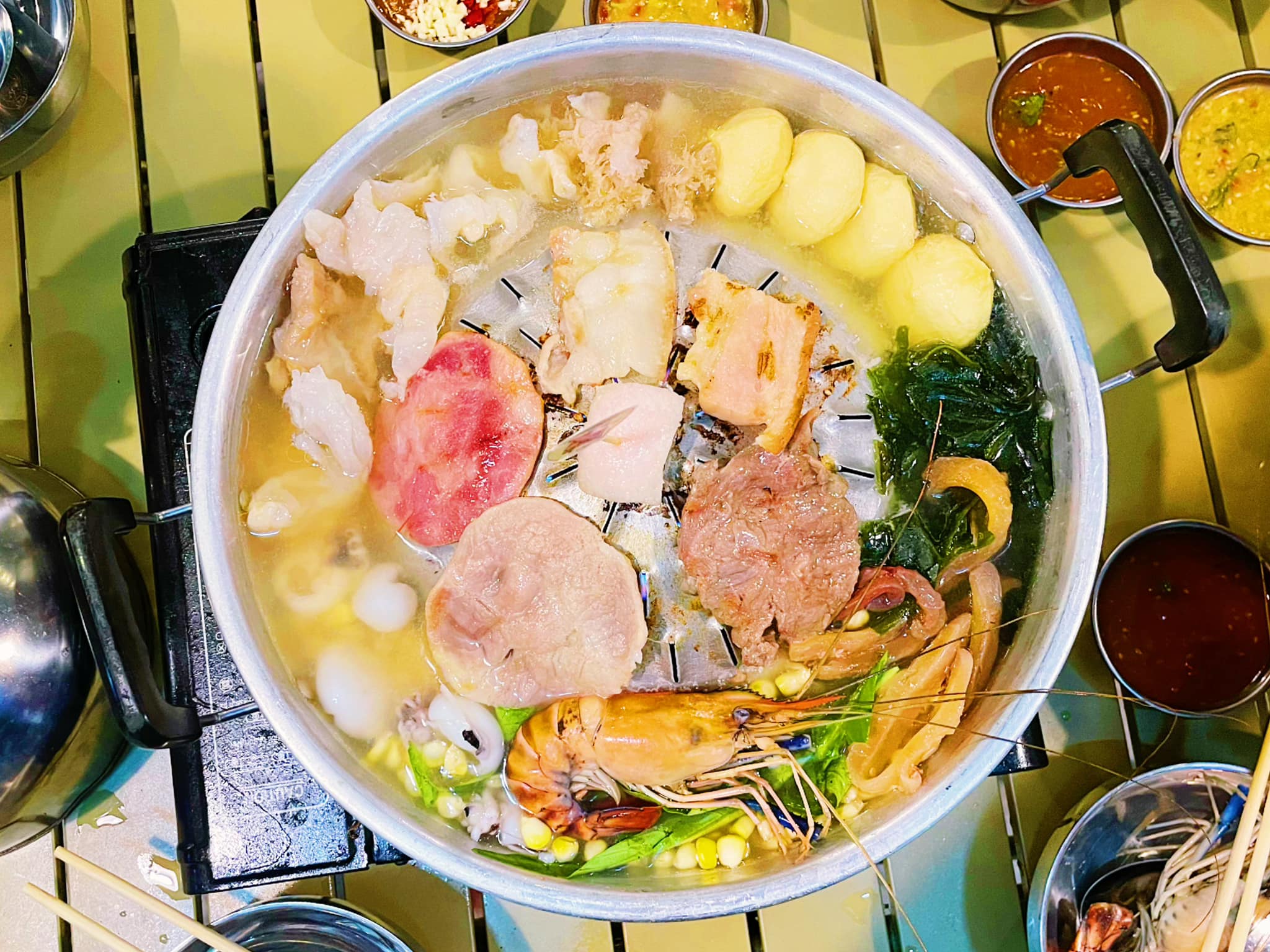 คุณภัฐหมูกะทะ, รักเขาหลงเขา หมูกระทะ, จ่า หมูกระทะ สาขา ซอยอุดมเดช, สานฝัน หมูกระทะ, อร่อยเต็ม 10 หมูกระทะ ชาบู, บังโก๊ะหมูกระทะชั่งโล, แก้มตุ่ย8 หมูกระทะ, หจก.หมูกระทะ, AK หมูกระทะชั่งกิโล สุขสวัสดิ์26