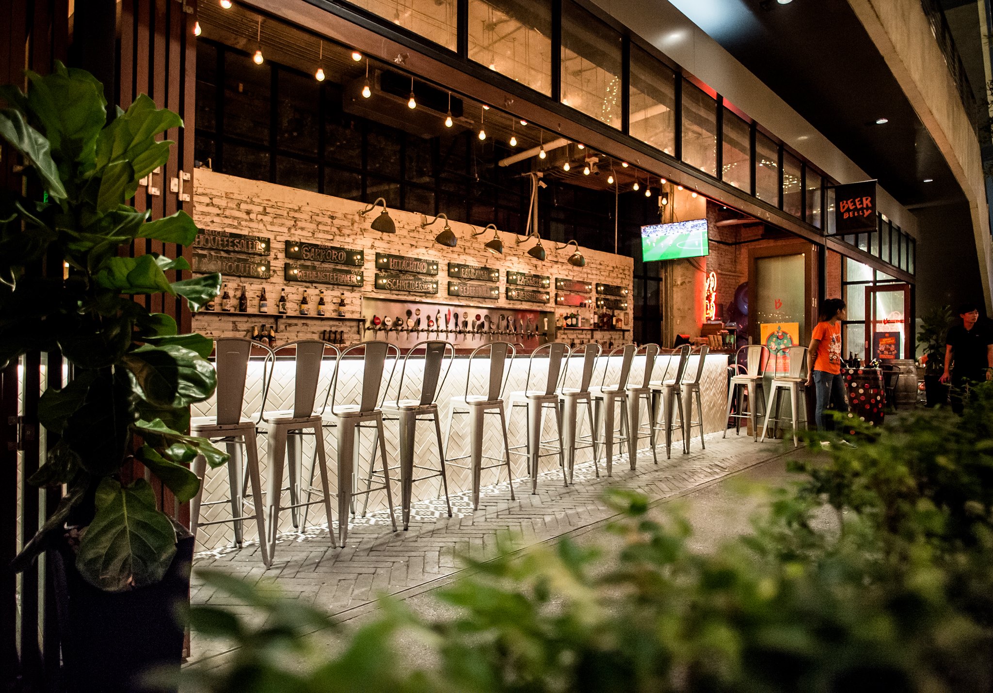 Pachi Bangkok, AINU Bar, Beer Belly Bkk, Cardroom BKK, She Bar, Rabbit Hole, Ekamai Beer House, SOHO BKK, Thonglor Yokocho トンロー横丁, Nowhere (โนแวร์), Another Round, HEAP Cafe' &amp; Restaurant