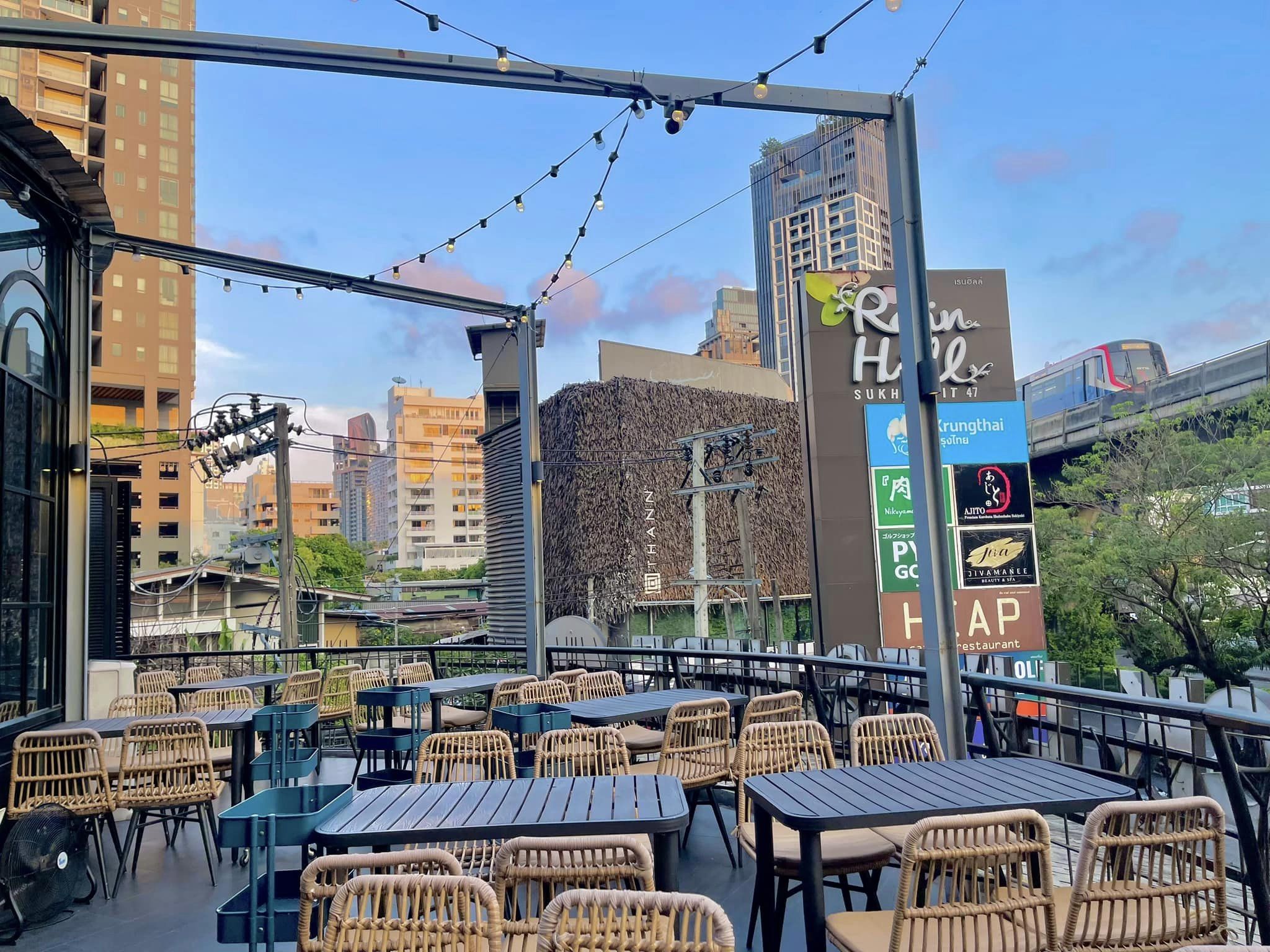 Pachi Bangkok, AINU Bar, Beer Belly Bkk, Cardroom BKK, She Bar, Rabbit Hole, Ekamai Beer House, SOHO BKK, Thonglor Yokocho トンロー横丁, Nowhere (โนแวร์), Another Round, HEAP Cafe' &amp; Restaurant