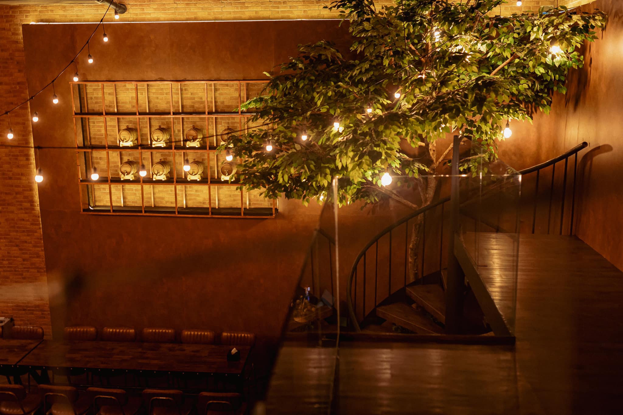 Pachi Bangkok, AINU Bar, Beer Belly Bkk, Cardroom BKK, She Bar, Rabbit Hole, Ekamai Beer House, SOHO BKK, Thonglor Yokocho トンロー横丁, Nowhere (โนแวร์), Another Round, HEAP Cafe' &amp; Restaurant