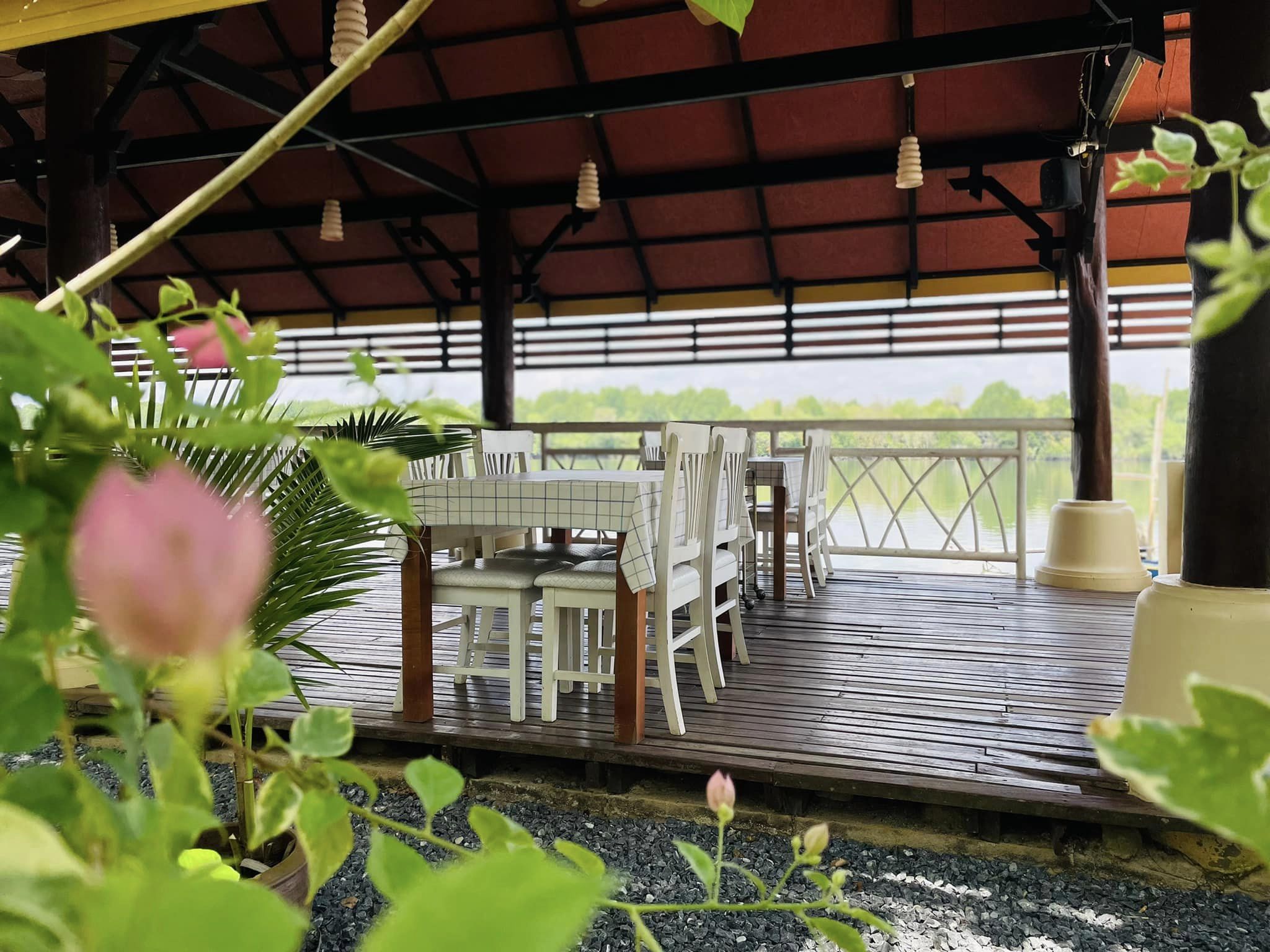 ท่าใคล ซีฟู๊ด, จ๊ะไหนซีฟู้ด, แลวิว, หาดยาวซีฟู๊ด, บ้านไร่ในฝัน, ปากเมงซีฟู้ด, ต้นปอ เฮ้าส์, พงษ์โอชา 2, บ้านสวน ณ ณิน, สีฟ้า ไลฟ์สไตล์ฟู้ด, โกช้อย