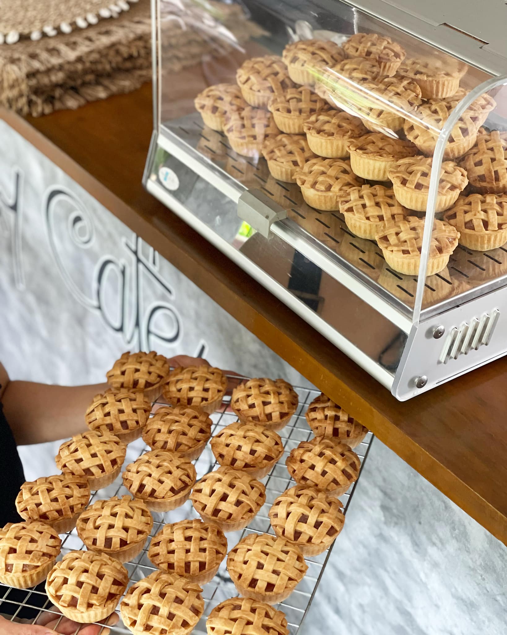 บ้านสวนลุงไข่, พี่เชษฐ์, Sawasdee-CuP Samui, ร้านอาหารข้าวหอม เกาะสมุย, ครัวชาวบ้าน, ท่าเรือสมุยซีฟู้ด, เสบียงเล, Mira Serene, โกเซ้ง เกาะสมุย, ครัวเสวยสมุย, The Roof Samui, มิสสมุย, Jam restaurant