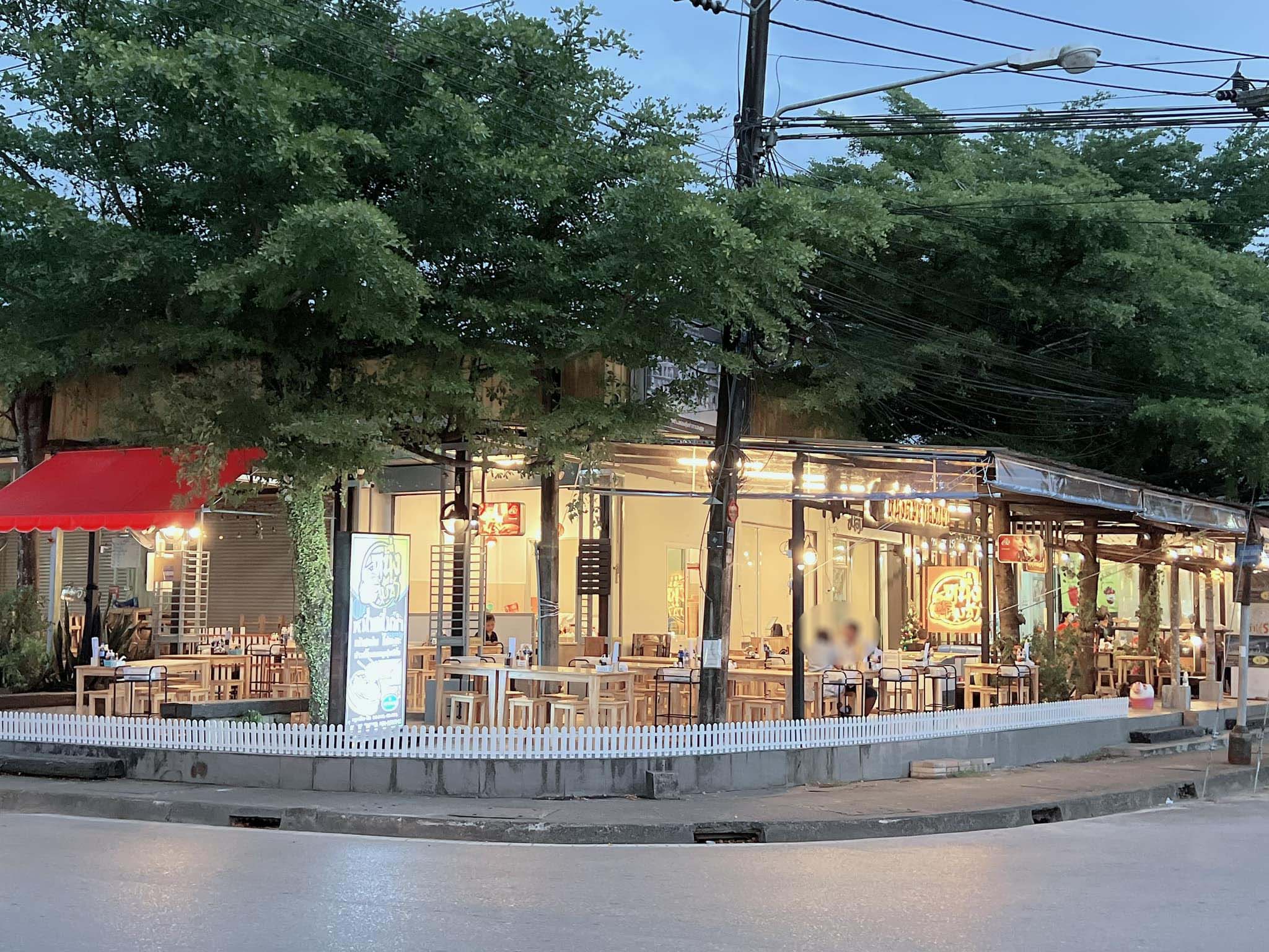 โจ๊กโรงเตี๊ยม, ติ่มซำ หอเจี๊ยะ at ชุมพร, ข้าวเหนียวปิ้งวินเทจ ชุมพร, Coffeebar99 , บ้านยาย ชุมพร, หนึ่งติ่มซำชุมพร, เทียนชัย, ข้าวแกงยายหลิว, ชุมพรแต่เตี้ยม, ซาลาเปาคุณก้อย วังไผ่