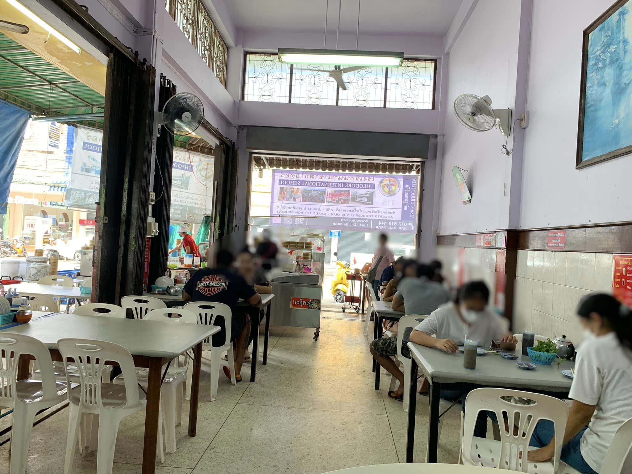 โจ๊กโรงเตี๊ยม, ติ่มซำ หอเจี๊ยะ at ชุมพร, ข้าวเหนียวปิ้งวินเทจ ชุมพร, Coffeebar99 , บ้านยาย ชุมพร, หนึ่งติ่มซำชุมพร, เทียนชัย, ข้าวแกงยายหลิว, ชุมพรแต่เตี้ยม, ซาลาเปาคุณก้อย วังไผ่