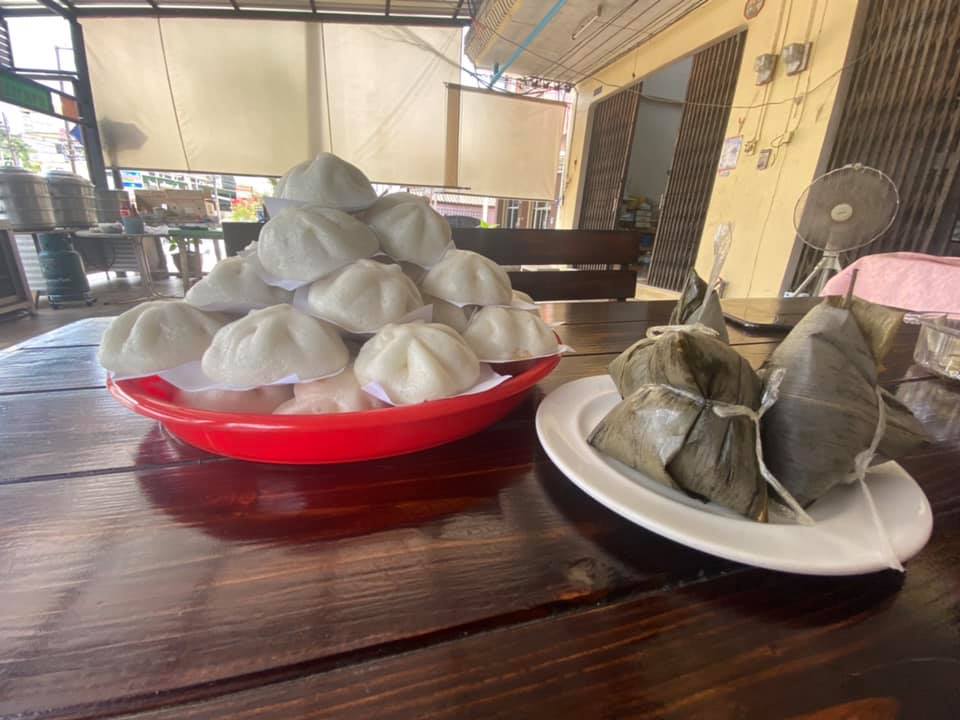 โจ๊กโรงเตี๊ยม, ติ่มซำ หอเจี๊ยะ at ชุมพร, ข้าวเหนียวปิ้งวินเทจ ชุมพร, Coffeebar99 , บ้านยาย ชุมพร, หนึ่งติ่มซำชุมพร, เทียนชัย, ข้าวแกงยายหลิว, ชุมพรแต่เตี้ยม, ซาลาเปาคุณก้อย วังไผ่