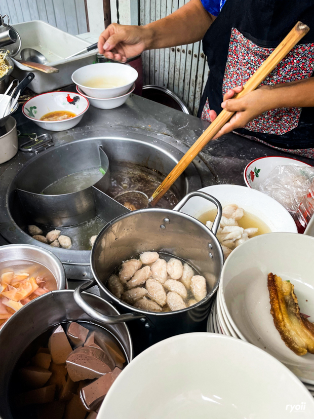 ครัวเจ๊นงค์ซีฟู๊ด, แม่ลูกจันทน์, สาขาบางตะบูน, โคตรหมู, ครัวริมเล ปูเป็น, Luckyseafood 2, ครัวไข่มุกปูเป็น, เจ๊เหมียวทะเลสด, เปลญวน เพชรบุรี, ครัวเพชรน้ำฟ้า, วิวทะเลซีฟู้ดชะอำ, ป้าหยัน, พวงเพชร, ครัวห้วยทราย, กิ่งกาญจน์, รีแล็กซ์ เพชรบุรี, เรือแลเล บางตะบูน, สวนอาหาร "ล้านอร่อย", บางตะบูนเบย์, ครัวปรียานนท์ หาดเจ้าสำราญ, สังเวียนซีฟู้ด Sungwean seafood