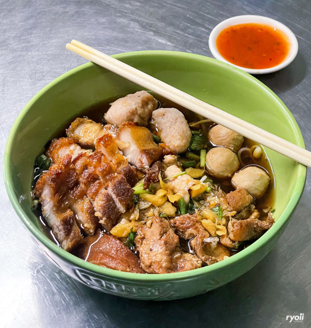 ครัวเจ๊นงค์ซีฟู๊ด, แม่ลูกจันทน์, สาขาบางตะบูน, โคตรหมู, ครัวริมเล ปูเป็น, Luckyseafood 2, ครัวไข่มุกปูเป็น, เจ๊เหมียวทะเลสด, เปลญวน เพชรบุรี, ครัวเพชรน้ำฟ้า, วิวทะเลซีฟู้ดชะอำ, ป้าหยัน, พวงเพชร, ครัวห้วยทราย, กิ่งกาญจน์, รีแล็กซ์ เพชรบุรี, เรือแลเล บางตะบูน, สวนอาหาร "ล้านอร่อย", บางตะบูนเบย์, ครัวปรียานนท์ หาดเจ้าสำราญ, สังเวียนซีฟู้ด Sungwean seafood