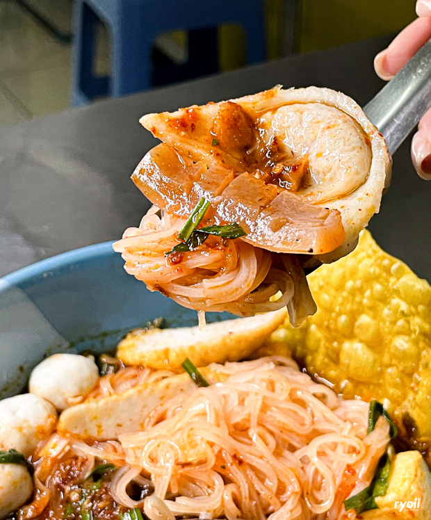 ครัวเจ๊นงค์ซีฟู๊ด, แม่ลูกจันทน์, สาขาบางตะบูน, โคตรหมู, ครัวริมเล ปูเป็น, Luckyseafood 2, ครัวไข่มุกปูเป็น, เจ๊เหมียวทะเลสด, เปลญวน เพชรบุรี, ครัวเพชรน้ำฟ้า, วิวทะเลซีฟู้ดชะอำ, ป้าหยัน, พวงเพชร, ครัวห้วยทราย, กิ่งกาญจน์, รีแล็กซ์ เพชรบุรี, เรือแลเล บางตะบูน, สวนอาหาร "ล้านอร่อย", บางตะบูนเบย์, ครัวปรียานนท์ หาดเจ้าสำราญ, สังเวียนซีฟู้ด Sungwean seafood