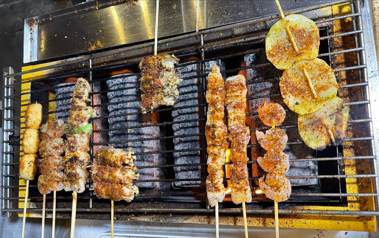 เจ๊โอว, กุยช่ายอาแปะเจ้าเก่า, มณีจ๋า ซีฟู้ด, ตุ้งแฉ่เตาถ่าน, เสน่ห์ ลาบก้อย, ต้าเสี่ยวหม่าล่า, อั่งเป่าหม่าล่าชาบู, ซ้งเป็ดพะโล้, สาขาสามย่าน, Engchuan Chufang, สมบูรณ์โภชนา, สาขาบรรทัดทอง, เอ๋ ซีฟู้ด, ทับทิม, พาข้าว-บรรทัดทอง, ก๋วยเตี๋ยวเอี่ยมน้อย, โจ๊กสามย่าน, สาขาบรรทัดทอง, เจ๊เกียง, เช็งซิมอี๊, สาขาสเตเดียมวัน, ลูกชิ้นปลาบรรทัดทอง, แหลกไม่แหลก, Kemuri, หมูสะเต๊ะ ซีอิ๊วดำ มิ้งโภชนา, ยำเจ้ศรี, น้ำเต้าหู้เจ๊วรรณ, ตั้งซุ่ยเฮงโภชนา, ปังเด็ด, สาขาบรรทัดทอง, ท่าน้ำนัว Thanamnua, บัวลอยปริญญา ลาวาไส้ทะลัก, รสดีเด็ด บ้านคุณนพ, Roddeeded BAAN KHUN NOP, ทวีโชคหมูกะทะ สาขา9 บรรทัดทอง