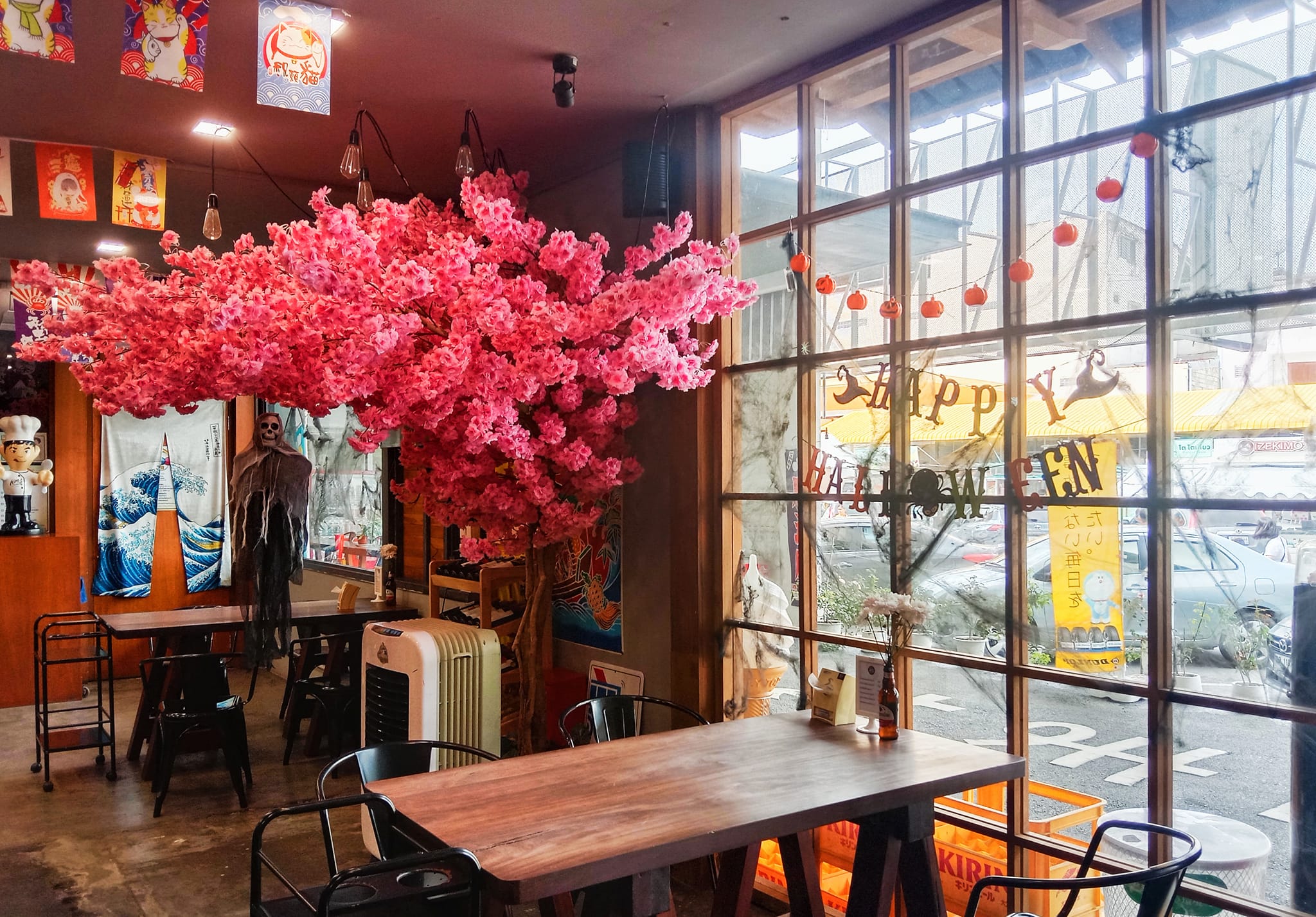 ฮอม Hom 2493, บ้านม่อนนกยูง, Kim's Cafe', ครัวจิ้นสด อาหารพื้นเมือง, ปั๋นใจ๋, สวนไซทอง ไส้กรอกเผาเตาดิน, ป้าแป้งเย็นตาโฟ ประตูชัย, ฮักเส้น ก๋วยเตี๋ยวต้มยำเมืองแพร่, ขนมเส้นน้ำย้อย กาดน้ำทอง -โจหยก, วีวี่ (weewee food and catering), ข้าวซอยเจ้เล็กประตูชัย แพร่, ร้านลาบป้ามา, ร่มไม้ใหญ่ เรสเตอรองท์, ร้านจิ้นนึ่งแม่หล่าย