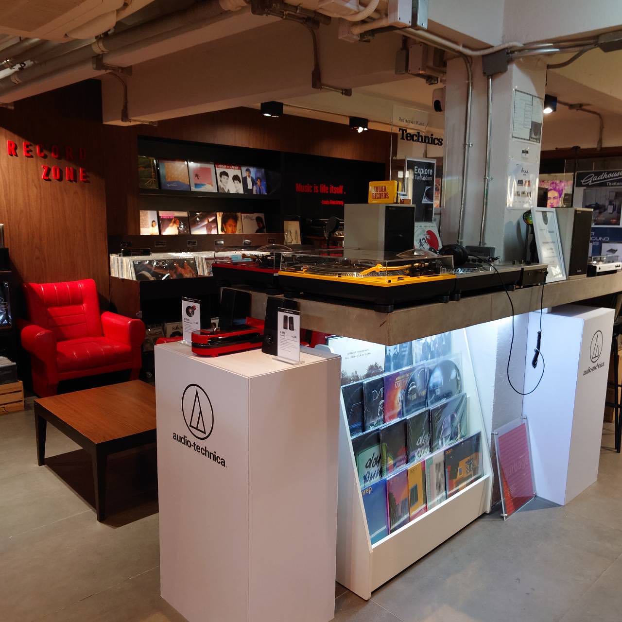 Recordoffee, มานพ สุกี้รถกระบะ, ก๋วยเตี๋ยวผัดงี่เง่า at เจ๊เบญ โอเดี้ยน, แดงราชาหอยทอด, ภัตตาคารกว้านสิ่วกี่, La Cabra Thailand, เจ๊คุ้งเกาเหลาเลือดหมู, ข้าวผัดปูตลาดน้อย