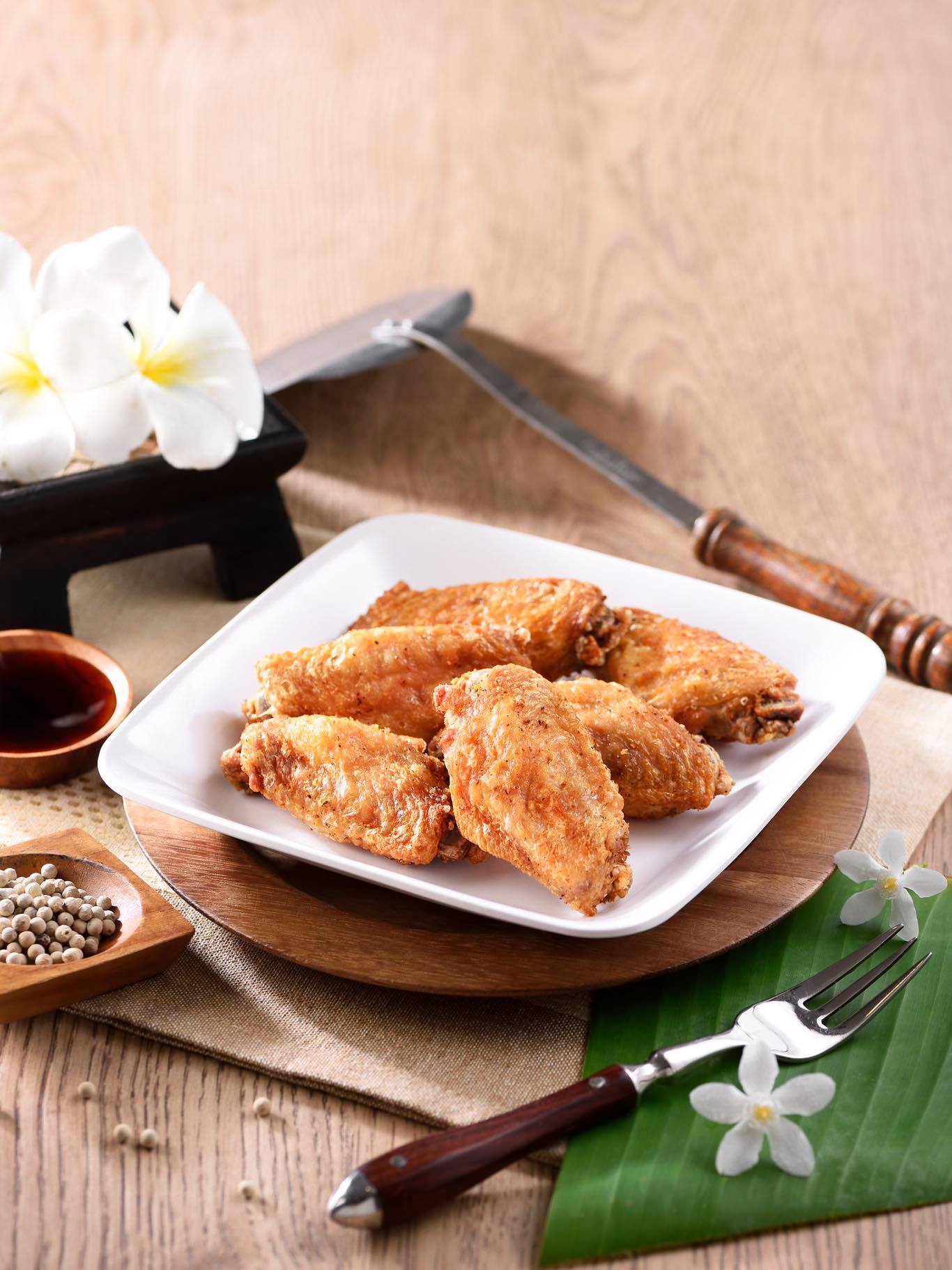 Anya Authentic Thai Cuisine, Kinu, สาขาเสาชิงช้า, ภูธรบาร์, ครัวอัปษร, สาขาถนนดินสอ, ขนมกุ๋ยช่ายเจ๊ต้อย, ตาชัยก๋วยเตี๋ยวสุโขทัย, โกปี๊เฮี้ยะไถ่กี่ ณ เสาชิงช้า, ไทยทำ เกาเหลาสมองหมู, จิต เตาถ่าน, ศิริพรโภชนา, มนต์ นมสด, เจ๊นี เผือกหิมะ, ลูกชิ้นหมูแพร่งนรา, นายอ้วนเย็นตาโฟเสาชิงช้า, สุขนิยม ขนมครกสิงคโปร์, ทิพย์สมัย ผัดไทยประตูผี, เช็งซิมอี๊ , สาขาเสาชิงช้า, Bite and Bond, ร้านติ่นฟง Tinn Feng, บรรพชน Bun Bar Chon, นมโจ เสาชิงช้า, ข้าวหมูแดงนายชุน