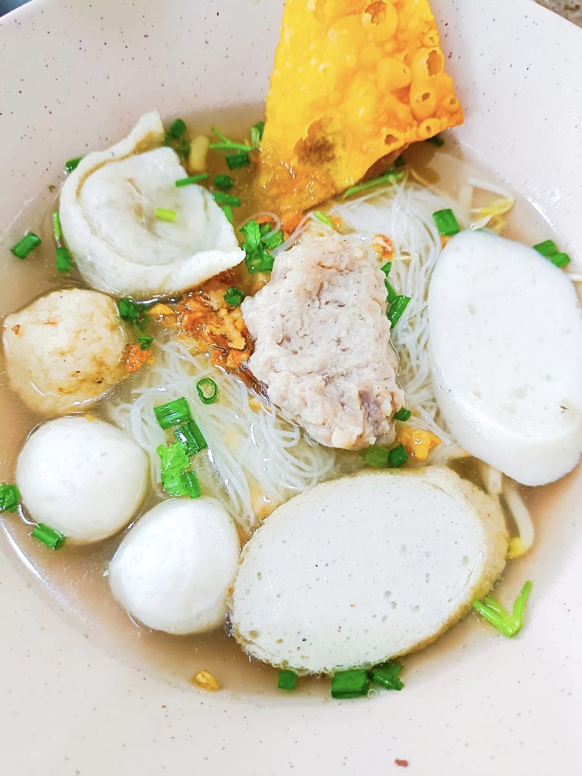 ประจักษ์, REN Cafe and Goods, Tostato Charoen Krung, ตั้งใจย่าง, Sarnies Bangkok, HĒIJīi Bangkok, เล่าสี่ เกาเหลาเลือดหมู, Henryfry, ทับทิมกรอบ หน้าวัดสุทธิ, ลูกชิ้นปลาเจ้าหลง, Baan Phadthai, เชอร์รี่ เย็นตาโฟ, ร้านเหรียญทอง เจริญกรุง 23, ก๋วยเตี๋ยวหลอดเจ๊ใหญ่, ฮ้งลูกชิ้นปลาเยาวราช