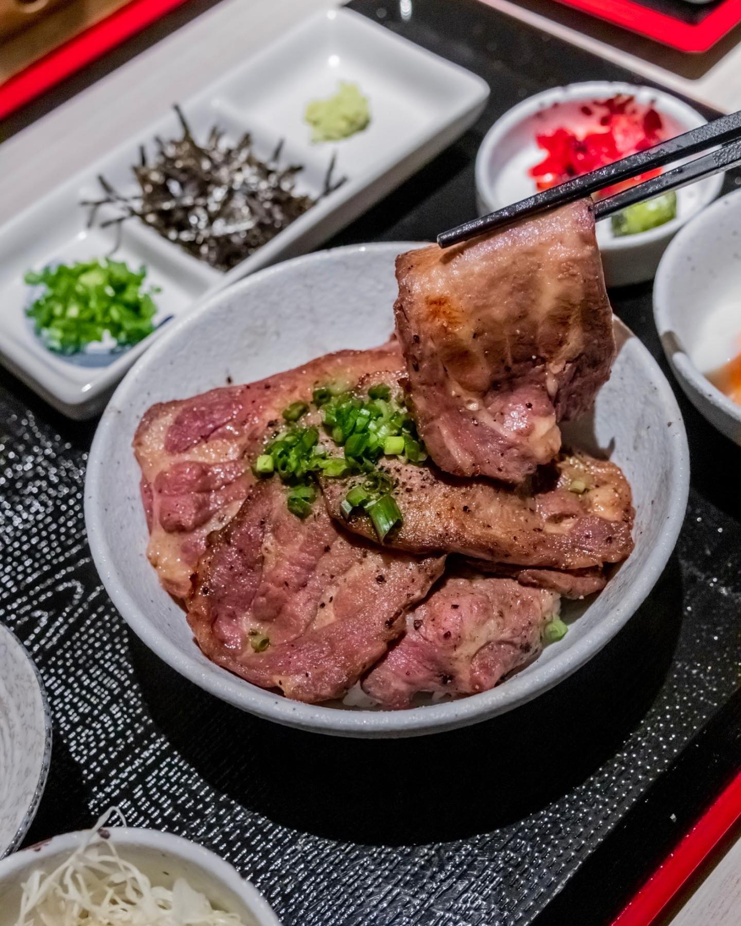 เจ๊โอว, กุยช่ายอาแปะเจ้าเก่า, มณีจ๋า ซีฟู้ด, ตุ้งแฉ่เตาถ่าน, เสน่ห์ ลาบก้อย, ต้าเสี่ยวหม่าล่า, อั่งเป่าหม่าล่าชาบู, ซ้งเป็ดพะโล้, สาขาสามย่าน, Engchuan Chufang, สมบูรณ์โภชนา, สาขาบรรทัดทอง, เอ๋ ซีฟู้ด, ทับทิม, พาข้าว-บรรทัดทอง, ก๋วยเตี๋ยวเอี่ยมน้อย, โจ๊กสามย่าน, สาขาบรรทัดทอง, เจ๊เกียง, เช็งซิมอี๊, สาขาสเตเดียมวัน, ลูกชิ้นปลาบรรทัดทอง, แหลกไม่แหลก, Kemuri, หมูสะเต๊ะ ซีอิ๊วดำ มิ้งโภชนา, ยำเจ้ศรี, น้ำเต้าหู้เจ๊วรรณ, ตั้งซุ่ยเฮงโภชนา, ปังเด็ด, สาขาบรรทัดทอง, ท่าน้ำนัว Thanamnua, บัวลอยปริญญา ลาวาไส้ทะลัก, รสดีเด็ด บ้านคุณนพ, Roddeeded BAAN KHUN NOP, ทวีโชคหมูกะทะ สาขา9 บรรทัดทอง