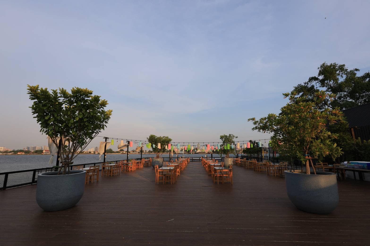 อุ่นใจริเวอร์ไซด์, สมพงศ์ ซีฟู๊ด, แป๊ะเก๊า โภชนา, ครัวบ้านเปิ้ล, ครัวปีกไม้, PLAY FARM Restaurant, เปียอู๋ โภชนา, ส้มตำดนตรี, สาขาเทพารักษ์, นายหมาทะเลมีชีวิต ตำหรุ, ครัวบุญเลิศ บางปู