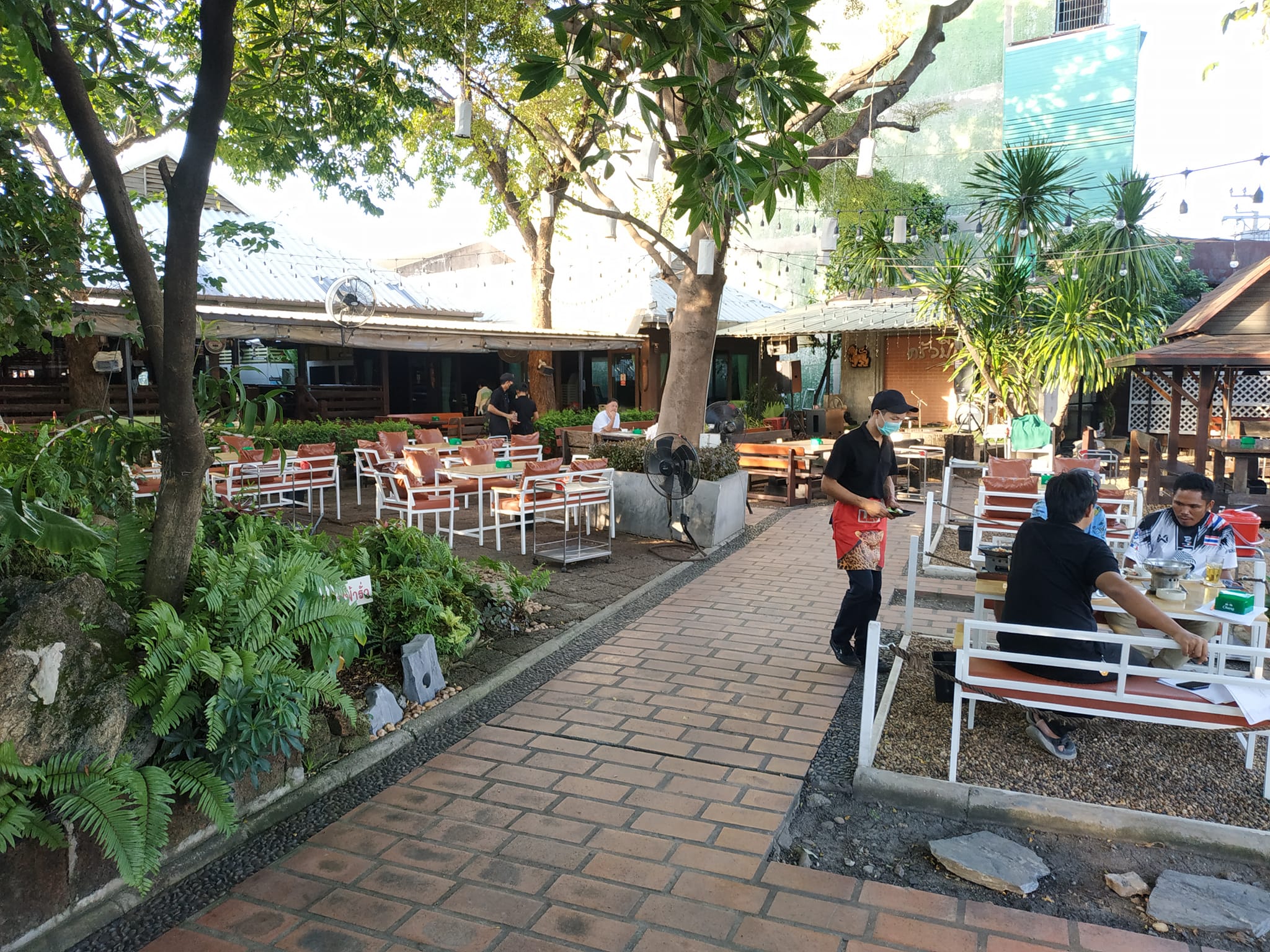 อุ่นใจริเวอร์ไซด์, สมพงศ์ ซีฟู๊ด, แป๊ะเก๊า โภชนา, ครัวบ้านเปิ้ล, ครัวปีกไม้, PLAY FARM Restaurant, เปียอู๋ โภชนา, ส้มตำดนตรี, สาขาเทพารักษ์, นายหมาทะเลมีชีวิต ตำหรุ, ครัวบุญเลิศ บางปู