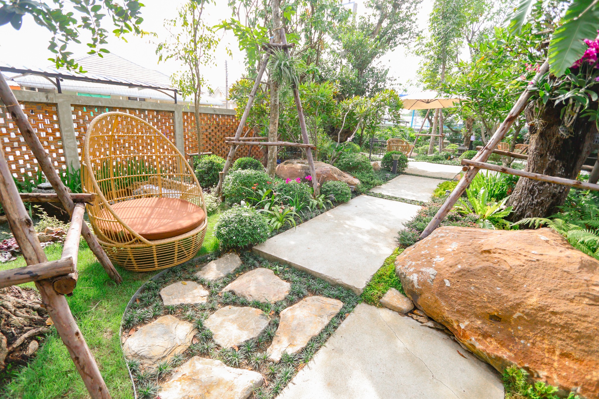 Smitten Cafe and Decor, Thong Ampai Café, THREE Cafe, Continue.cafe, Sunday in 345 cafe, Aprilhouse, The Aileen Cafe', Oliva Cafe, The Kottage Cafe, Plant Cafe, ปิ่นโตนามีตาล, Baan Kanom De'Pathum, Pumpkin Art Town, Mushroom Hut Cafe, KAD Cafe - กาด คาเฟ่, ADAM cafe