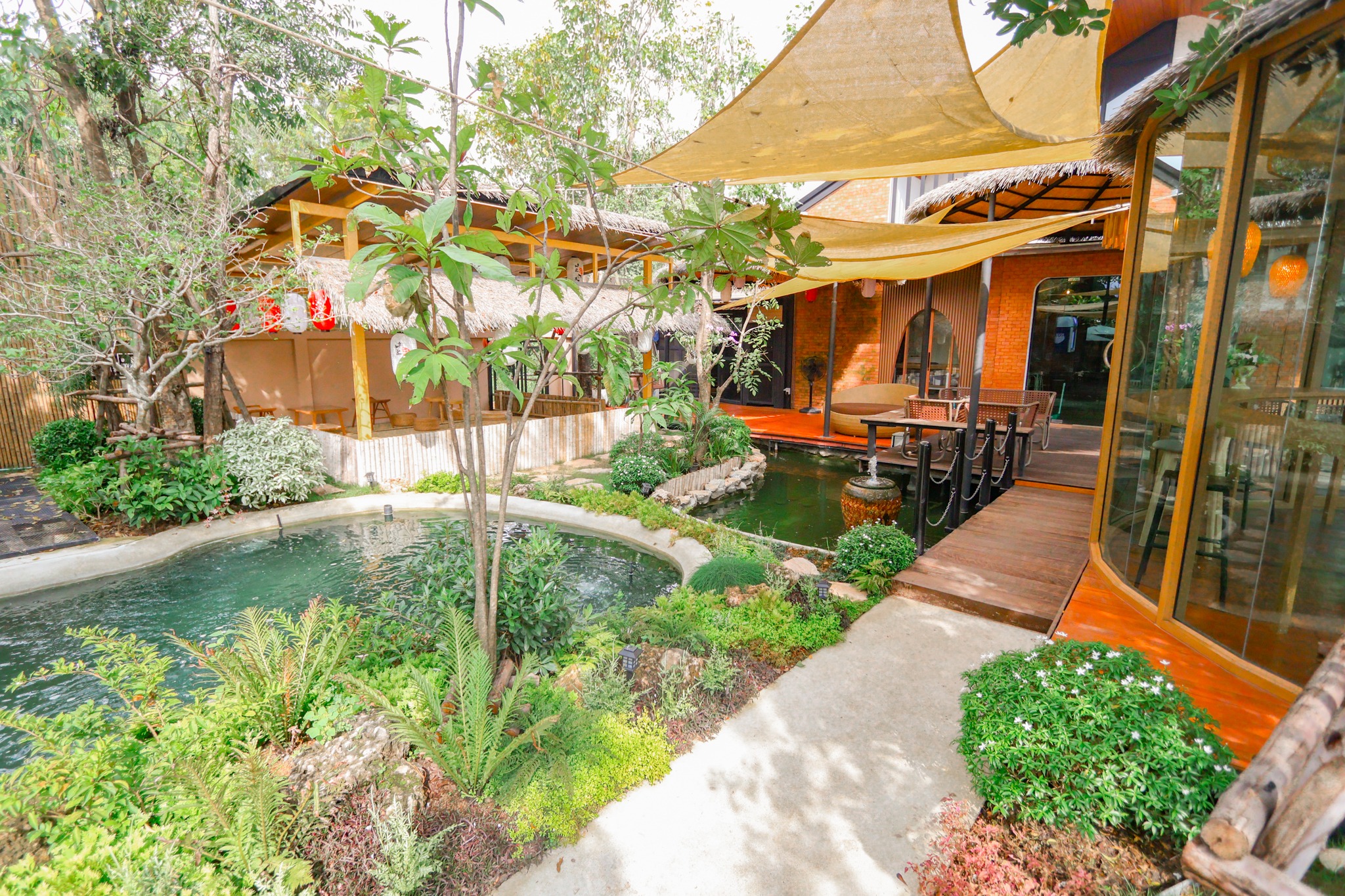 Smitten Cafe and Decor, Thong Ampai Café, THREE Cafe, Continue.cafe, Sunday in 345 cafe, Aprilhouse, The Aileen Cafe', Oliva Cafe, The Kottage Cafe, Plant Cafe, ปิ่นโตนามีตาล, Baan Kanom De'Pathum, Pumpkin Art Town, Mushroom Hut Cafe, KAD Cafe - กาด คาเฟ่, ADAM cafe