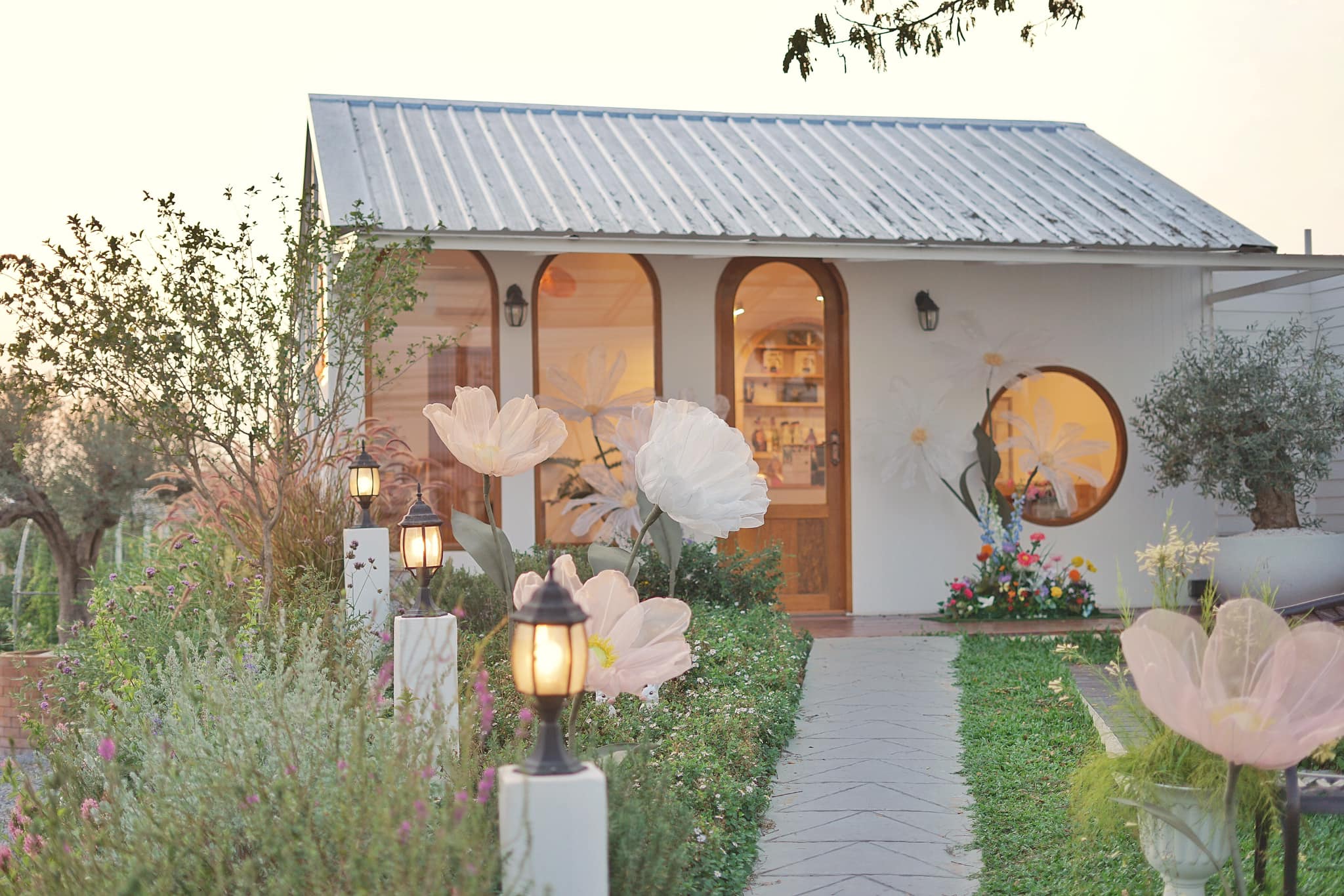 Smitten Cafe and Decor, Thong Ampai Café, THREE Cafe, Continue.cafe, Sunday in 345 cafe, Aprilhouse, The Aileen Cafe', Oliva Cafe, The Kottage Cafe, Plant Cafe, ปิ่นโตนามีตาล, Baan Kanom De'Pathum, Pumpkin Art Town, Mushroom Hut Cafe, KAD Cafe - กาด คาเฟ่, ADAM cafe