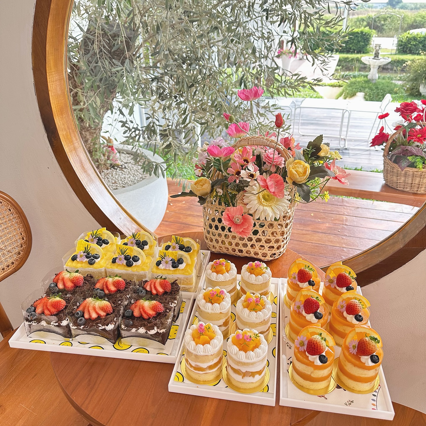 Smitten Cafe and Decor, Thong Ampai Café, THREE Cafe, Continue.cafe, Sunday in 345 cafe, Aprilhouse, The Aileen Cafe', Oliva Cafe, The Kottage Cafe, Plant Cafe, ปิ่นโตนามีตาล, Baan Kanom De'Pathum, Pumpkin Art Town, Mushroom Hut Cafe, KAD Cafe - กาด คาเฟ่, ADAM cafe