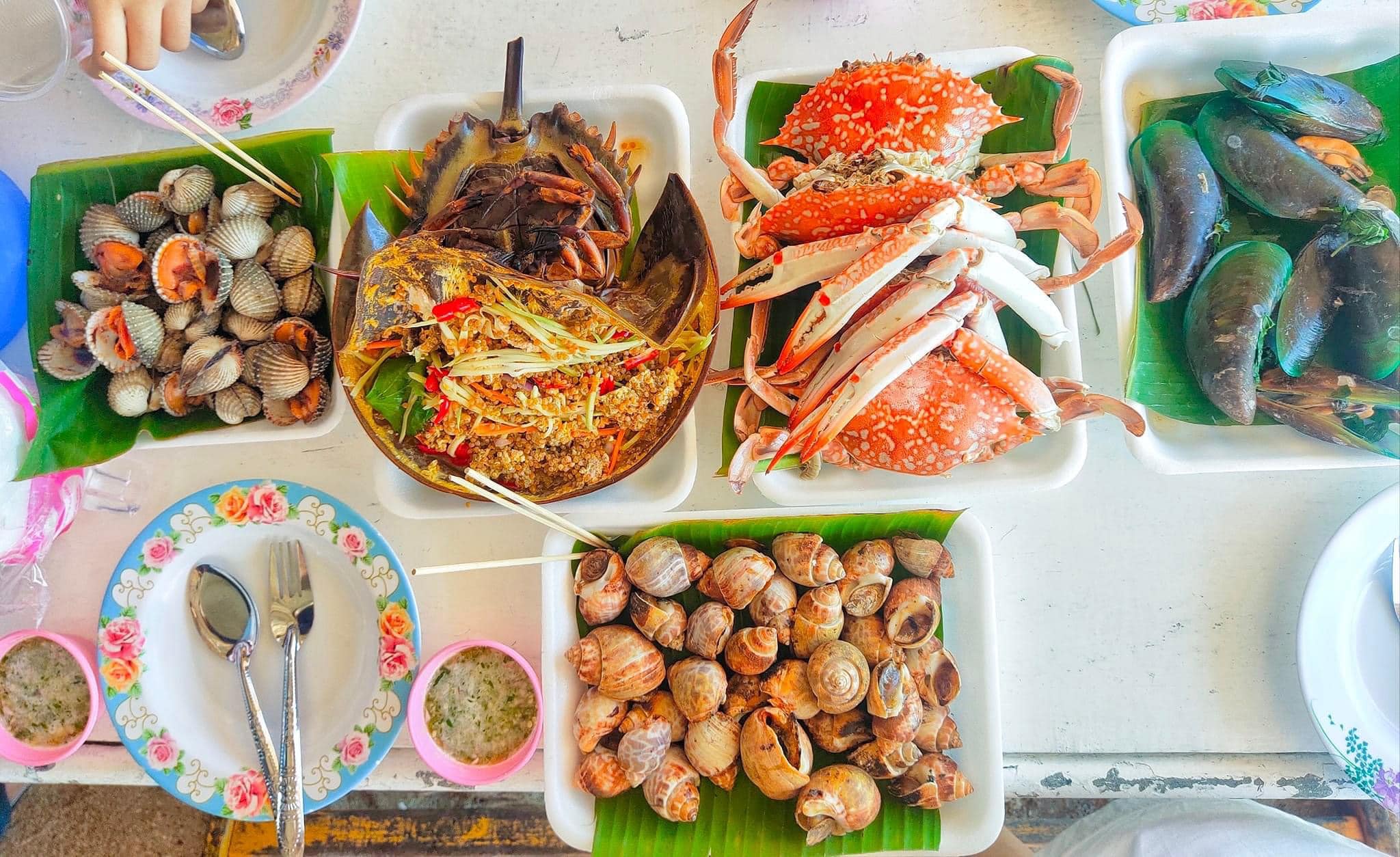 ครัวลุงมันซีฟู้ด, ตั้งฉ่ายซีฟู้ด, บ้านไร่น้ำอิง, พรทะเลซีฟู้ด, ศิริกัญญาซีฟู๊ด, ผึ้งทะเลเผา เบอร์ 9, ครัวป้ายืนซีฟู้ด, นู๋ยาซีฟู้ดชะอำ, ครัวเม็ดทราย, บ้านครัวทะเล, ครัวห้วยทราย, Platoo Restaurant, ครัวป้าเฉลียว, ร้านครัวพี่เปี๊ยก บางควาย