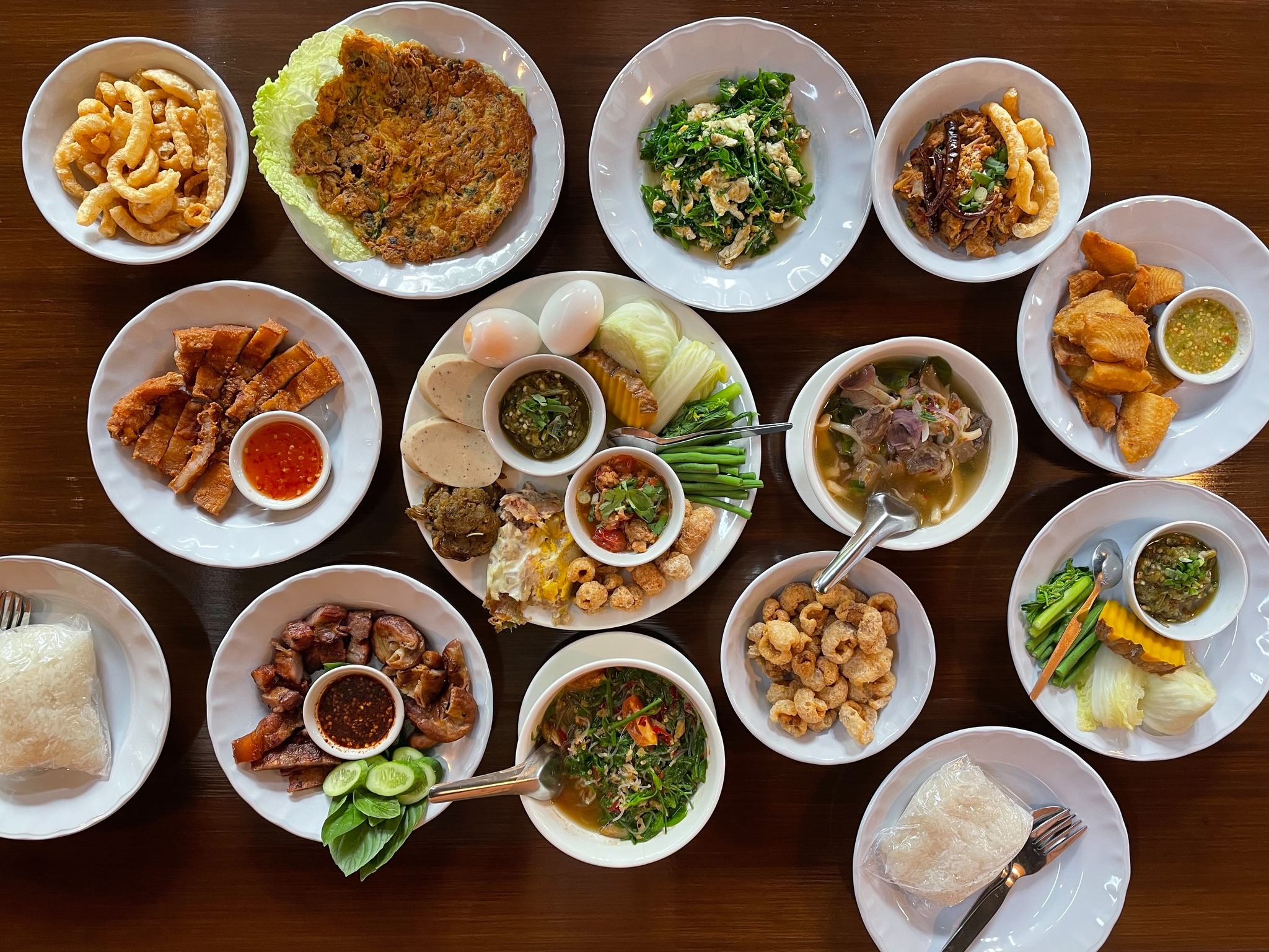 ล้าน เหนือ-น่าน อาหารเหนือ, เนื้อเหนือ Neua.Neur.Bkk, ต๋องเต็มโต๊ะ, สาขาพุทธมณฑล สาย 2, อองตอง ข้าวซอย, ละอ่อน น้ำเงี้ยว อาหารเหนือ, เฮือนลำพูน, รัชดาอาหารเหนือ, ร้านลำแต๊ๆ อาหารพื้นเมือง, ข้าวซอยลำดวนฟ้าฮ่ามเชียงใหม่, สาขาวิภาวดีรังสิต 58, หอมด่วน, ต๊ะต่อนยอน, Cr. ภาพทั้งหมดจาก Facebook ต๊ะต่อนยอน อาหารเหนือ, ฮ้านจาวเหนือ, ต๋องเหนือ Express, ข้าวซอยเชียงใหม่ ตรงข้ามกรมศุลกากร, ครัวเจียงใหม่, ครัวมะแข่น, กาดหลวง มินิ