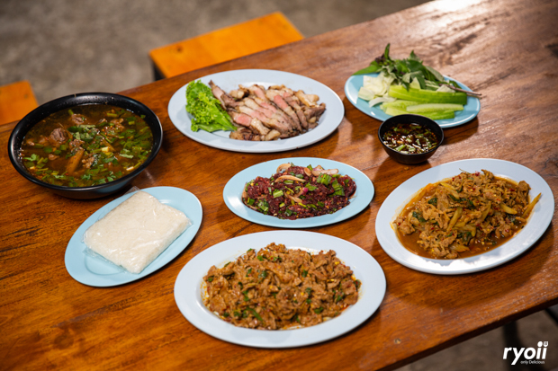 แคลิฟอร์เนียลาบก้อย &amp; เนื้อวัวสด, หลังวัง, เป็ดย่างคูเมือง, ร้านเป็ดย่างคูเมือง เปิดบริการตามปกติ ทุกวัน 08.00-18.00 น., สอบถามเพิ่มเติม โทร. 093-484-8687, จิ้งนำ ขาหมู, ไก่ย่างสีดา, มีไฮมีนา, ร้านอีสาน ประตูนำชัย, บุรีรัมย์เป็ดย่าง, ร้านอาหารตรี คาเฟ่ แอนด์ เรสเตอรองต์, สองพี่น้อง