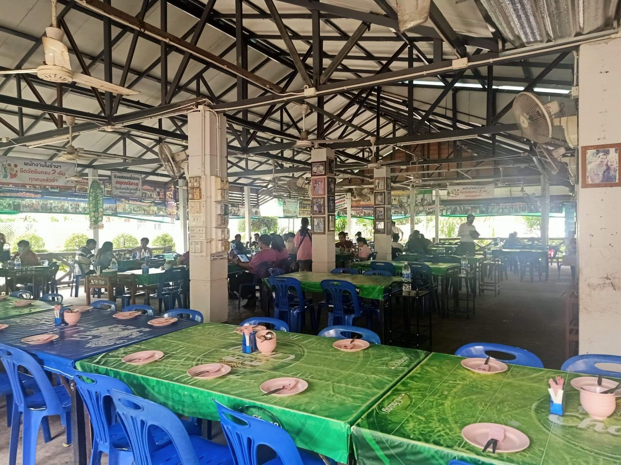 แคลิฟอร์เนียลาบก้อย &amp; เนื้อวัวสด, หลังวัง, เป็ดย่างคูเมือง, ร้านเป็ดย่างคูเมือง เปิดบริการตามปกติ ทุกวัน 08.00-18.00 น., สอบถามเพิ่มเติม โทร. 093-484-8687, จิ้งนำ ขาหมู, ไก่ย่างสีดา, มีไฮมีนา, ร้านอีสาน ประตูนำชัย, บุรีรัมย์เป็ดย่าง, ร้านอาหารตรี คาเฟ่ แอนด์ เรสเตอรองต์, สองพี่น้อง