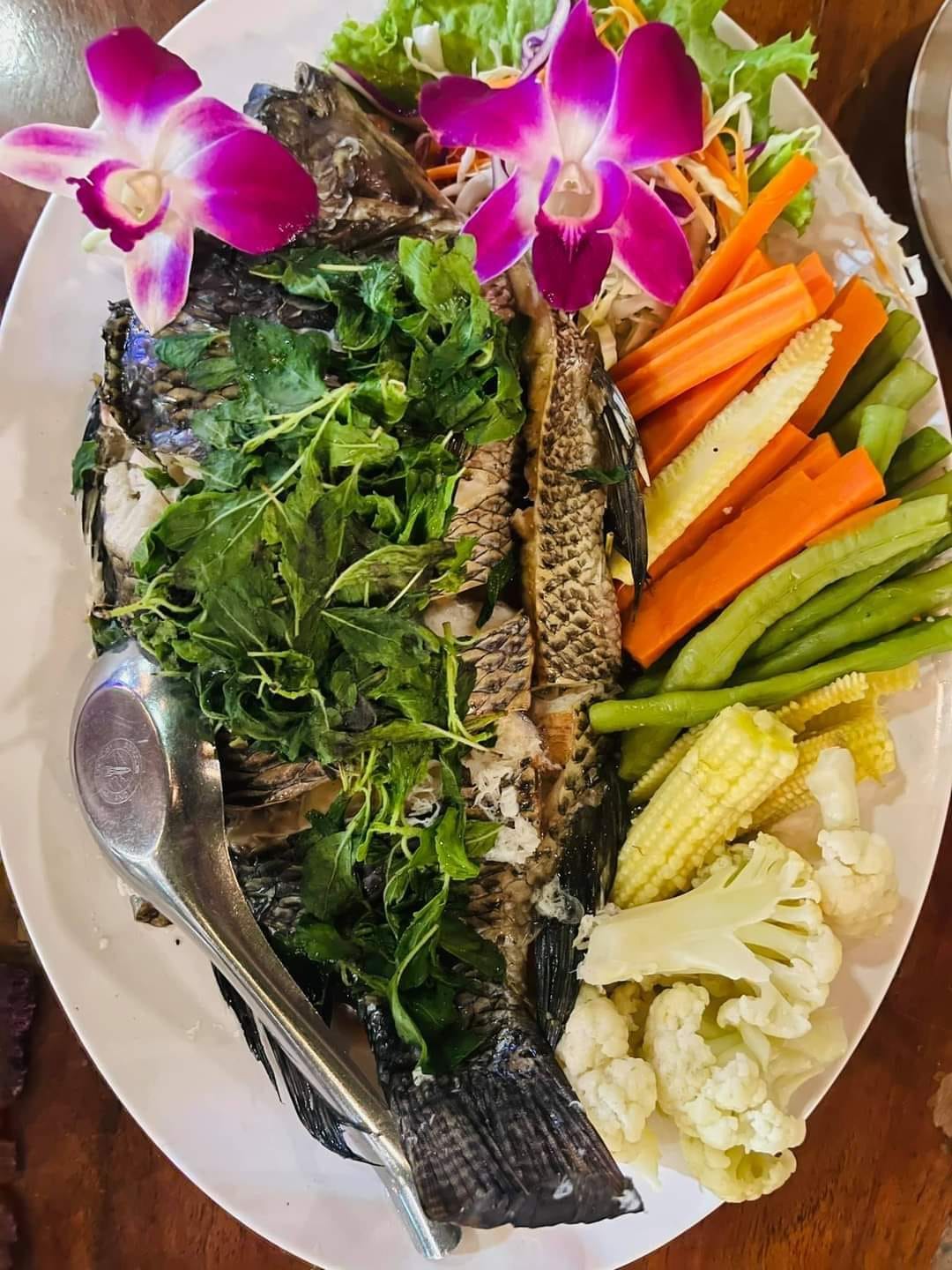 แคลิฟอร์เนียลาบก้อย &amp; เนื้อวัวสด, หลังวัง, เป็ดย่างคูเมือง, ร้านเป็ดย่างคูเมือง เปิดบริการตามปกติ ทุกวัน 08.00-18.00 น., สอบถามเพิ่มเติม โทร. 093-484-8687, จิ้งนำ ขาหมู, ไก่ย่างสีดา, มีไฮมีนา, ร้านอีสาน ประตูนำชัย, บุรีรัมย์เป็ดย่าง, ร้านอาหารตรี คาเฟ่ แอนด์ เรสเตอรองต์, สองพี่น้อง