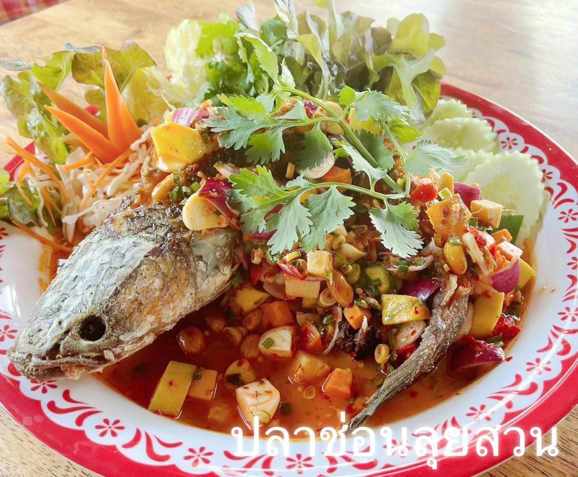 แคลิฟอร์เนียลาบก้อย &amp; เนื้อวัวสด, หลังวัง, เป็ดย่างคูเมือง, ร้านเป็ดย่างคูเมือง เปิดบริการตามปกติ ทุกวัน 08.00-18.00 น., สอบถามเพิ่มเติม โทร. 093-484-8687, จิ้งนำ ขาหมู, ไก่ย่างสีดา, มีไฮมีนา, ร้านอีสาน ประตูนำชัย, บุรีรัมย์เป็ดย่าง, ร้านอาหารตรี คาเฟ่ แอนด์ เรสเตอรองต์, สองพี่น้อง