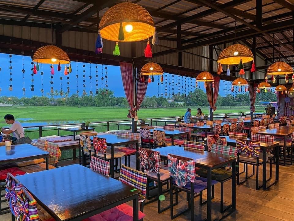 แคลิฟอร์เนียลาบก้อย &amp; เนื้อวัวสด, หลังวัง, เป็ดย่างคูเมือง, ร้านเป็ดย่างคูเมือง เปิดบริการตามปกติ ทุกวัน 08.00-18.00 น., สอบถามเพิ่มเติม โทร. 093-484-8687, จิ้งนำ ขาหมู, ไก่ย่างสีดา, มีไฮมีนา, ร้านอีสาน ประตูนำชัย, บุรีรัมย์เป็ดย่าง, ร้านอาหารตรี คาเฟ่ แอนด์ เรสเตอรองต์, สองพี่น้อง