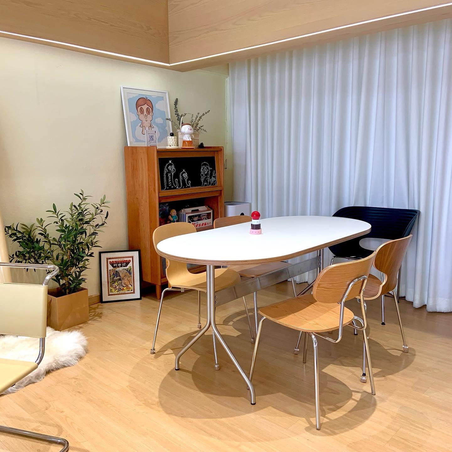 แดงราชาหอยทอด, เปาะเปี๊ยะสด ตรอกสุกร, SO-K cafe, เช็งซิมอี๊ (แป้งกลมอารมณ์ดี), ก๋วยเตี๋ยวตรอกโรงหมู, ข้าวมันไก่พิชัยไก่ตอน, Scoopp, ข้าวขาหมู "มันอยู่ในกระทะ"ตรอกโรงหมู, เบ๊ซุ่นหลี, สีมรกต, สุกี้เตาถ่าน ตรอกโรงหมู, Amass coffee art toys, Kanom Donut, ก๋วยเตี๋ยวหมูตุ๋นเจ๊ปู