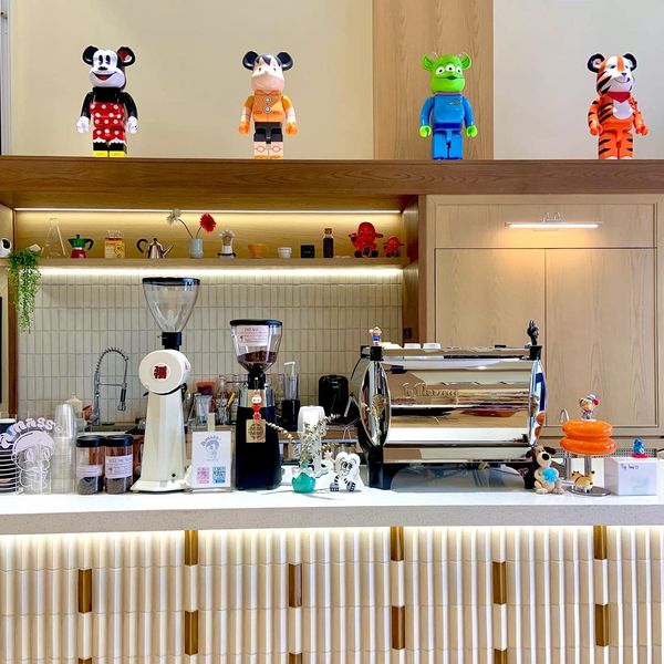 แดงราชาหอยทอด, เปาะเปี๊ยะสด ตรอกสุกร, SO-K cafe, เช็งซิมอี๊ (แป้งกลมอารมณ์ดี), ก๋วยเตี๋ยวตรอกโรงหมู, ข้าวมันไก่พิชัยไก่ตอน, Scoopp, ข้าวขาหมู "มันอยู่ในกระทะ"ตรอกโรงหมู, เบ๊ซุ่นหลี, สีมรกต, สุกี้เตาถ่าน ตรอกโรงหมู, Amass coffee art toys, Kanom Donut, ก๋วยเตี๋ยวหมูตุ๋นเจ๊ปู