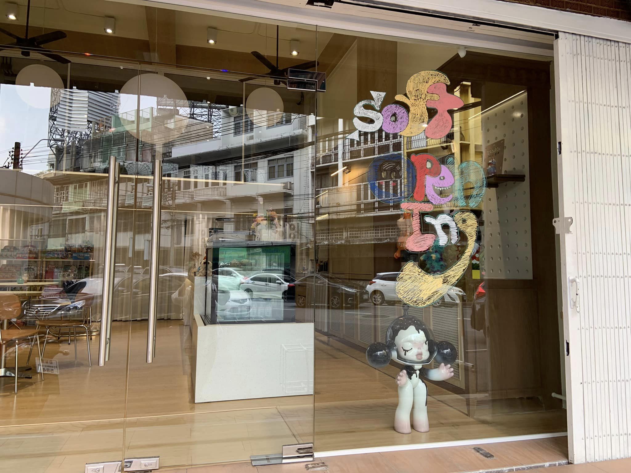 แดงราชาหอยทอด, เปาะเปี๊ยะสด ตรอกสุกร, SO-K cafe, เช็งซิมอี๊ (แป้งกลมอารมณ์ดี), ก๋วยเตี๋ยวตรอกโรงหมู, ข้าวมันไก่พิชัยไก่ตอน, Scoopp, ข้าวขาหมู "มันอยู่ในกระทะ"ตรอกโรงหมู, เบ๊ซุ่นหลี, สีมรกต, สุกี้เตาถ่าน ตรอกโรงหมู, Amass coffee art toys, Kanom Donut, ก๋วยเตี๋ยวหมูตุ๋นเจ๊ปู