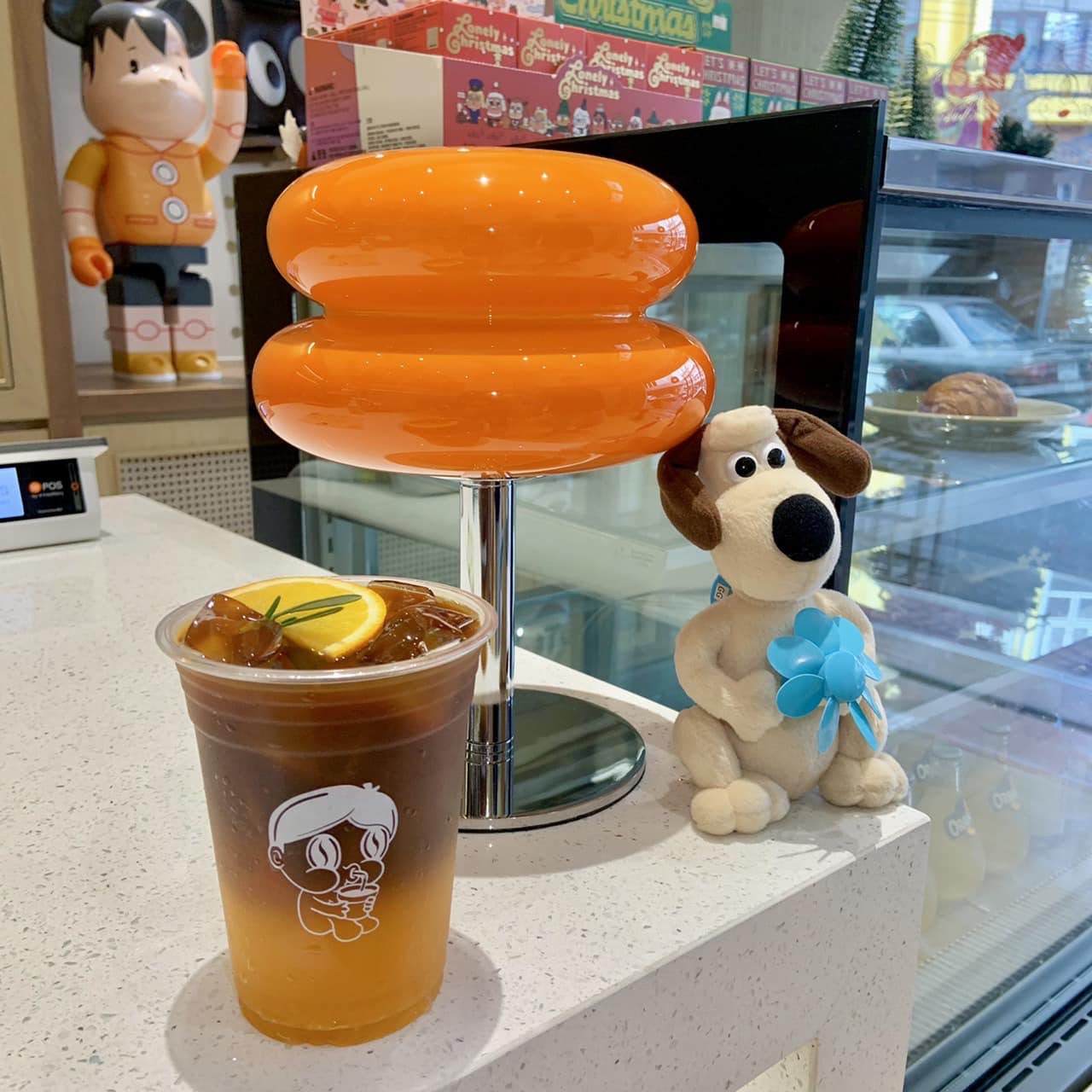 แดงราชาหอยทอด, เปาะเปี๊ยะสด ตรอกสุกร, SO-K cafe, เช็งซิมอี๊ (แป้งกลมอารมณ์ดี), ก๋วยเตี๋ยวตรอกโรงหมู, ข้าวมันไก่พิชัยไก่ตอน, Scoopp, ข้าวขาหมู "มันอยู่ในกระทะ"ตรอกโรงหมู, เบ๊ซุ่นหลี, สีมรกต, สุกี้เตาถ่าน ตรอกโรงหมู, Amass coffee art toys, Kanom Donut, ก๋วยเตี๋ยวหมูตุ๋นเจ๊ปู