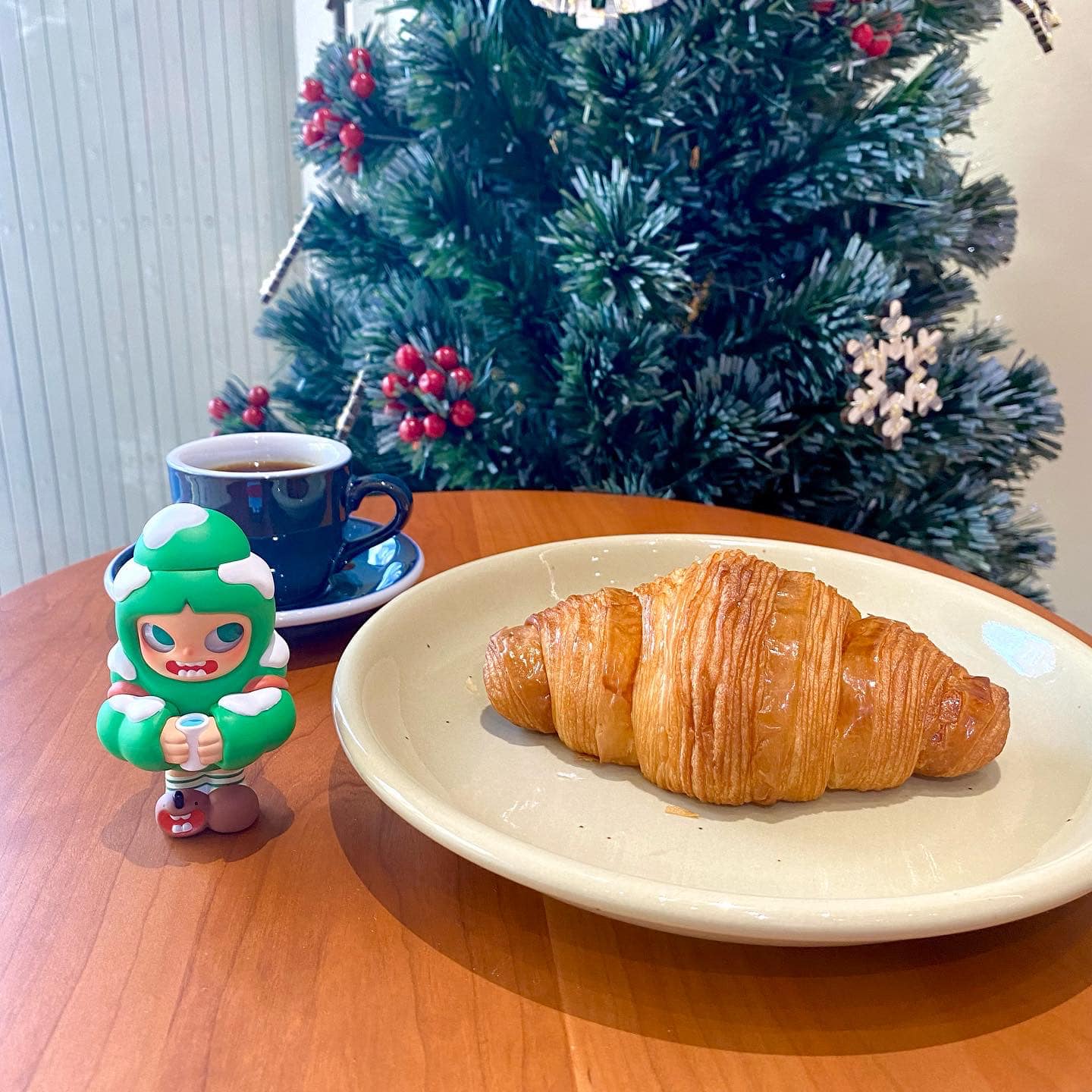 แดงราชาหอยทอด, เปาะเปี๊ยะสด ตรอกสุกร, SO-K cafe, เช็งซิมอี๊ (แป้งกลมอารมณ์ดี), ก๋วยเตี๋ยวตรอกโรงหมู, ข้าวมันไก่พิชัยไก่ตอน, Scoopp, ข้าวขาหมู "มันอยู่ในกระทะ"ตรอกโรงหมู, เบ๊ซุ่นหลี, สีมรกต, สุกี้เตาถ่าน ตรอกโรงหมู, Amass coffee art toys, Kanom Donut, ก๋วยเตี๋ยวหมูตุ๋นเจ๊ปู