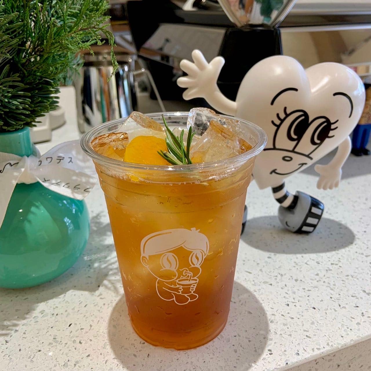 แดงราชาหอยทอด, เปาะเปี๊ยะสด ตรอกสุกร, SO-K cafe, เช็งซิมอี๊ (แป้งกลมอารมณ์ดี), ก๋วยเตี๋ยวตรอกโรงหมู, ข้าวมันไก่พิชัยไก่ตอน, Scoopp, ข้าวขาหมู "มันอยู่ในกระทะ"ตรอกโรงหมู, เบ๊ซุ่นหลี, สีมรกต, สุกี้เตาถ่าน ตรอกโรงหมู, Amass coffee art toys, Kanom Donut, ก๋วยเตี๋ยวหมูตุ๋นเจ๊ปู