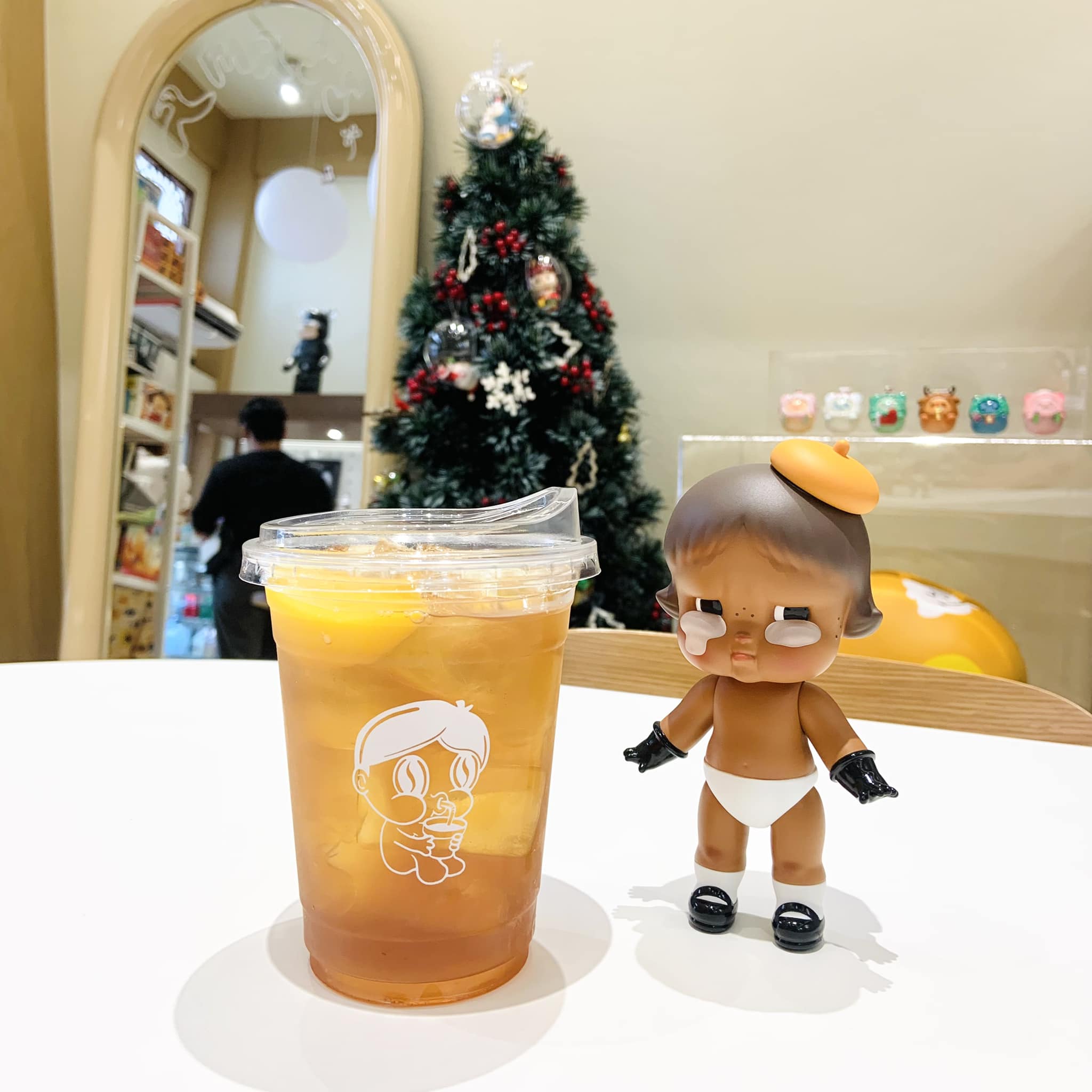 แดงราชาหอยทอด, เปาะเปี๊ยะสด ตรอกสุกร, SO-K cafe, เช็งซิมอี๊ (แป้งกลมอารมณ์ดี), ก๋วยเตี๋ยวตรอกโรงหมู, ข้าวมันไก่พิชัยไก่ตอน, Scoopp, ข้าวขาหมู "มันอยู่ในกระทะ"ตรอกโรงหมู, เบ๊ซุ่นหลี, สีมรกต, สุกี้เตาถ่าน ตรอกโรงหมู, Amass coffee art toys, Kanom Donut, ก๋วยเตี๋ยวหมูตุ๋นเจ๊ปู