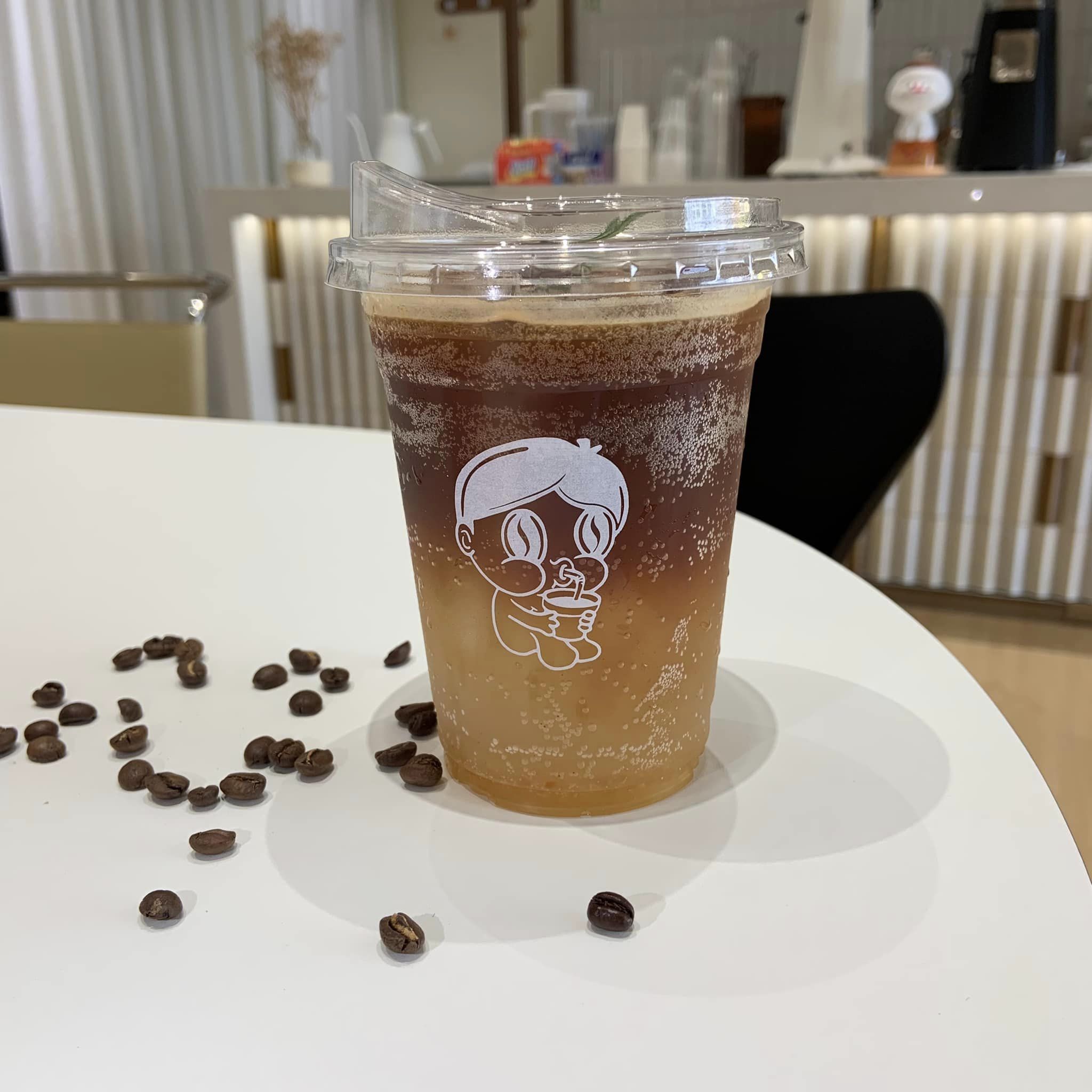 แดงราชาหอยทอด, เปาะเปี๊ยะสด ตรอกสุกร, SO-K cafe, เช็งซิมอี๊ (แป้งกลมอารมณ์ดี), ก๋วยเตี๋ยวตรอกโรงหมู, ข้าวมันไก่พิชัยไก่ตอน, Scoopp, ข้าวขาหมู "มันอยู่ในกระทะ"ตรอกโรงหมู, เบ๊ซุ่นหลี, สีมรกต, สุกี้เตาถ่าน ตรอกโรงหมู, Amass coffee art toys, Kanom Donut, ก๋วยเตี๋ยวหมูตุ๋นเจ๊ปู