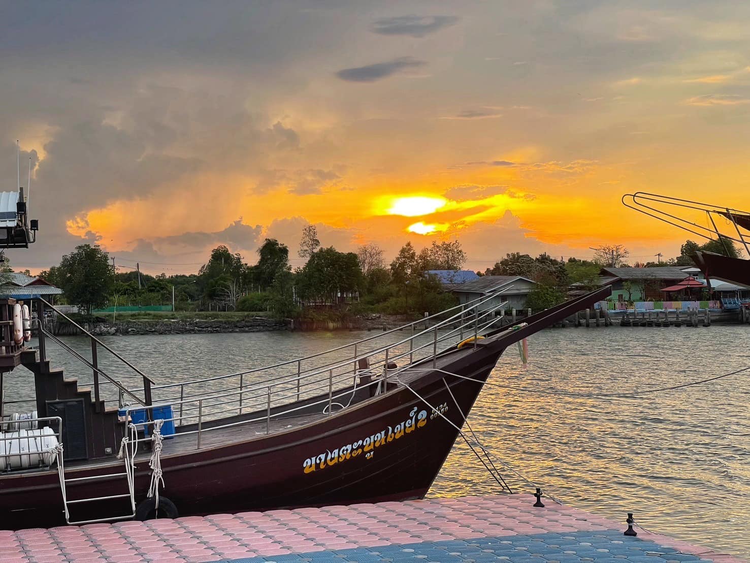 ครัวเจ๊นงค์ซีฟู๊ด, แม่ลูกจันทน์, สาขาบางตะบูน, โคตรหมู, ครัวริมเล ปูเป็น, Luckyseafood 2, ครัวไข่มุกปูเป็น, เจ๊เหมียวทะเลสด, เปลญวน เพชรบุรี, ครัวเพชรน้ำฟ้า, วิวทะเลซีฟู้ดชะอำ, ป้าหยัน, พวงเพชร, ครัวห้วยทราย, กิ่งกาญจน์, รีแล็กซ์ เพชรบุรี, เรือแลเล บางตะบูน, สวนอาหาร "ล้านอร่อย", บางตะบูนเบย์, ครัวปรียานนท์ หาดเจ้าสำราญ, สังเวียนซีฟู้ด Sungwean seafood