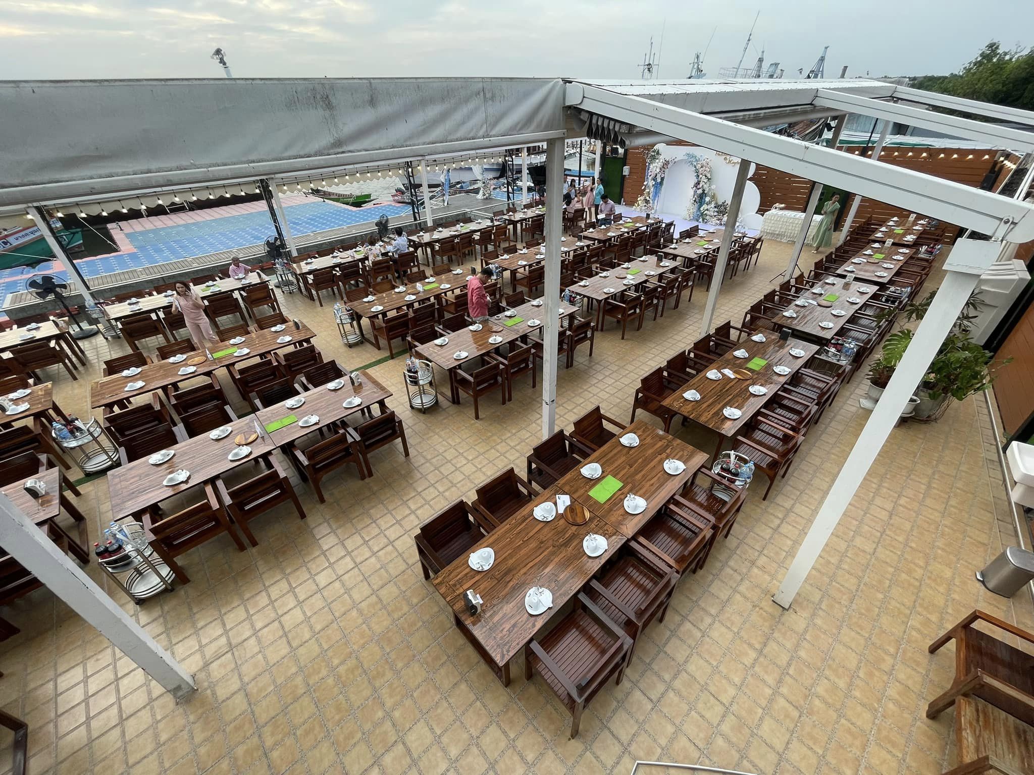 ครัวเจ๊นงค์ซีฟู๊ด, แม่ลูกจันทน์, สาขาบางตะบูน, โคตรหมู, ครัวริมเล ปูเป็น, Luckyseafood 2, ครัวไข่มุกปูเป็น, เจ๊เหมียวทะเลสด, เปลญวน เพชรบุรี, ครัวเพชรน้ำฟ้า, วิวทะเลซีฟู้ดชะอำ, ป้าหยัน, พวงเพชร, ครัวห้วยทราย, กิ่งกาญจน์, รีแล็กซ์ เพชรบุรี, เรือแลเล บางตะบูน, สวนอาหาร "ล้านอร่อย", บางตะบูนเบย์, ครัวปรียานนท์ หาดเจ้าสำราญ, สังเวียนซีฟู้ด Sungwean seafood