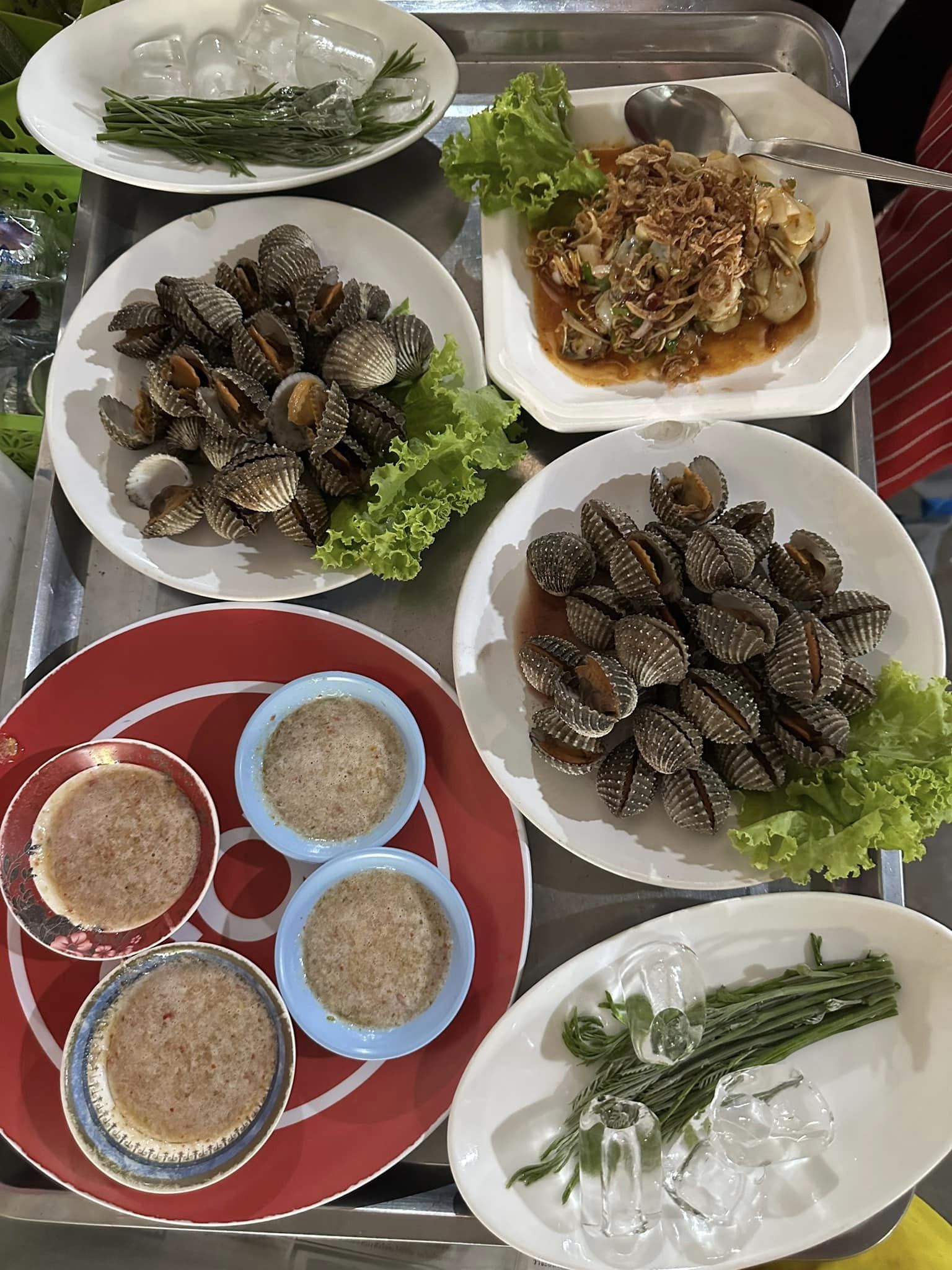 ครัวเจ๊นงค์ซีฟู๊ด, แม่ลูกจันทน์, สาขาบางตะบูน, โคตรหมู, ครัวริมเล ปูเป็น, Luckyseafood 2, ครัวไข่มุกปูเป็น, เจ๊เหมียวทะเลสด, เปลญวน เพชรบุรี, ครัวเพชรน้ำฟ้า, วิวทะเลซีฟู้ดชะอำ, ป้าหยัน, พวงเพชร, ครัวห้วยทราย, กิ่งกาญจน์, รีแล็กซ์ เพชรบุรี, เรือแลเล บางตะบูน, สวนอาหาร "ล้านอร่อย", บางตะบูนเบย์, ครัวปรียานนท์ หาดเจ้าสำราญ, สังเวียนซีฟู้ด Sungwean seafood