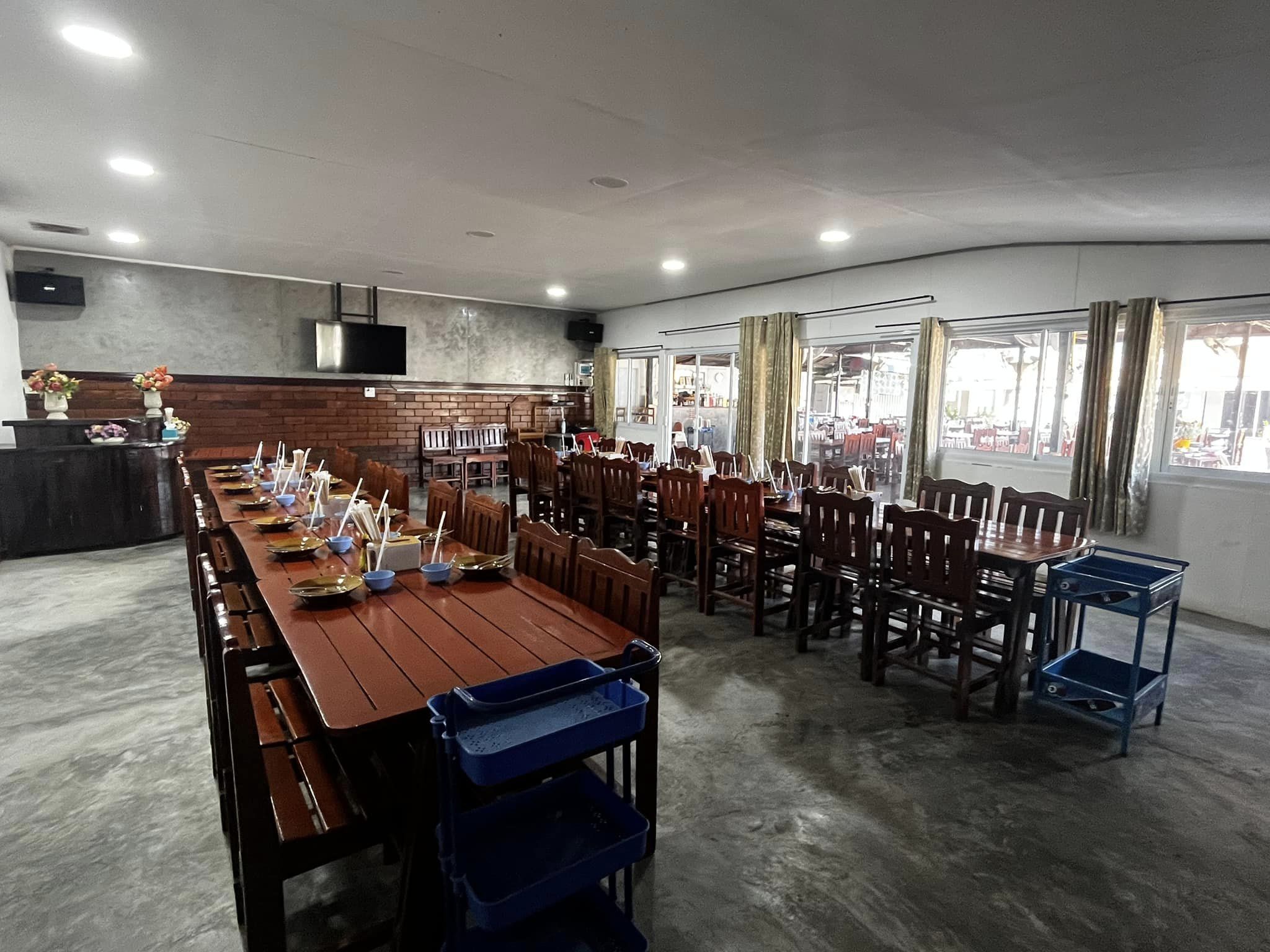 บ้านสวนลุงไข่, พี่เชษฐ์, Sawasdee-CuP Samui, ร้านอาหารข้าวหอม เกาะสมุย, ครัวชาวบ้าน, ท่าเรือสมุยซีฟู้ด, เสบียงเล, Mira Serene, โกเซ้ง เกาะสมุย, ครัวเสวยสมุย, The Roof Samui, มิสสมุย, Jam restaurant