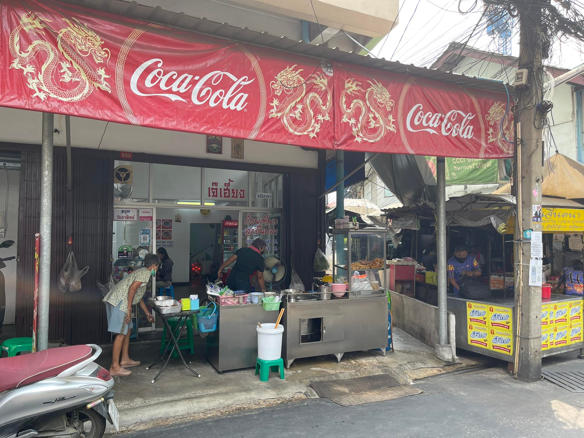 ก๋วยเตี๋ยวผัดงี่เง่า at เจ๊เบญ โอเดี้ยน, ร้านฮั้นโภชนา, เจ๊เฮี้ยง ก๋วยเตี๋ยวลูกชิ้นปลา ตลาดน้อย, ข้าวต้มปลาตลาดน้อย, Baan Chim Cha, อาฉีไก่ทอด, มานพ สุกี้รถกระบะ, แดงราชาหอยทอด, โจ๊ก เจ๊หมวยเกี้ย-ดั้งเดิม, เป็ดตุ๋นเจ้าท่า, ซี่โครงปราณ, คุณปุ๊กะหรี่ปั๊บ ณ ตลาดน้อย, แต้เล่าจิ้นเส็ง, Li Bing Waffle Parlour, Mana Craft, Jap Bread ตลาดน้อย, ฮงเซียงกง